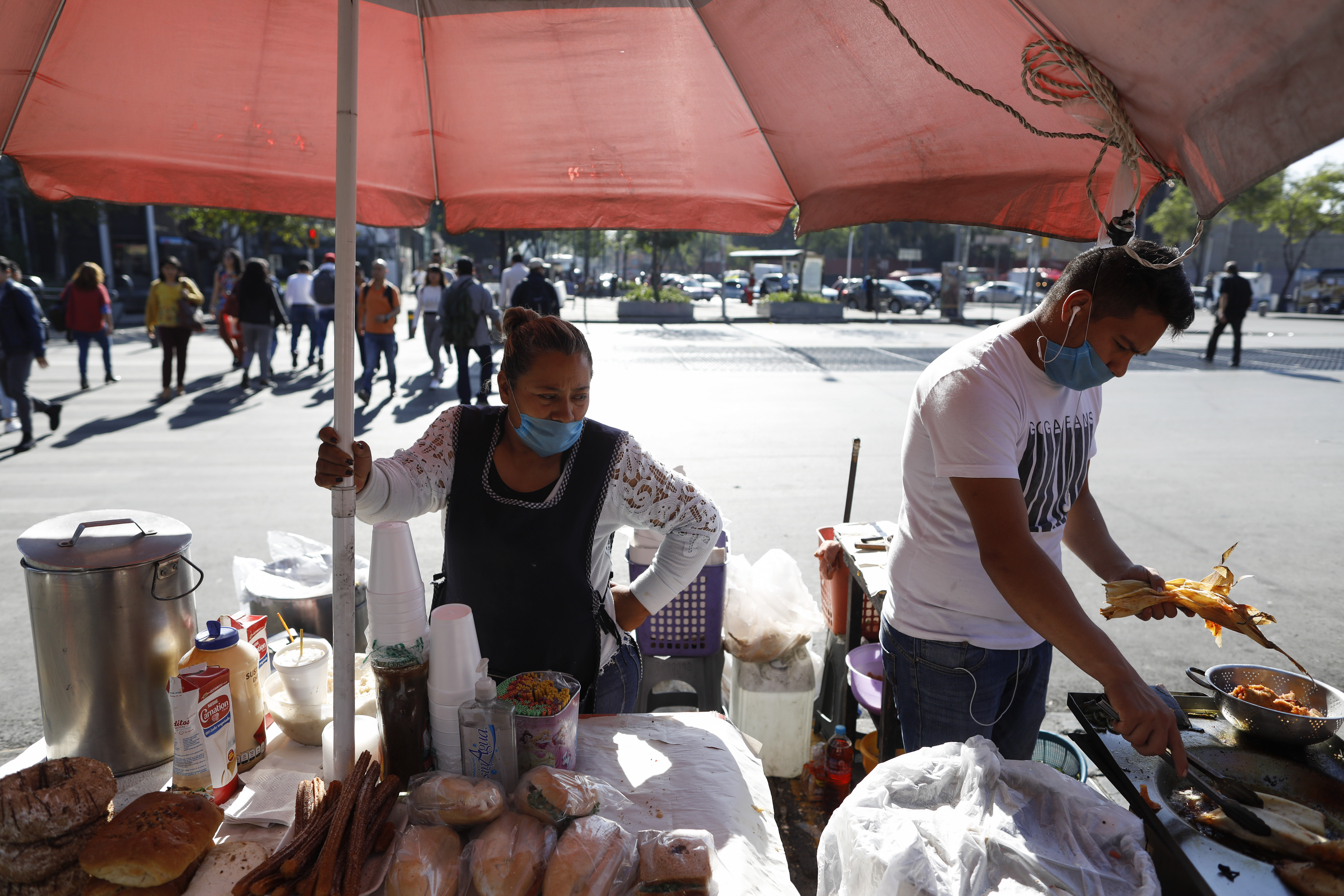 No se sabe con exactitud el origen del tamal, pero se cree que tal vez pudo haber sido en México, pues aquí comenzó el maíz, ingrediente con el que se prepara." (AP Photo/Rebecca Blackwell)