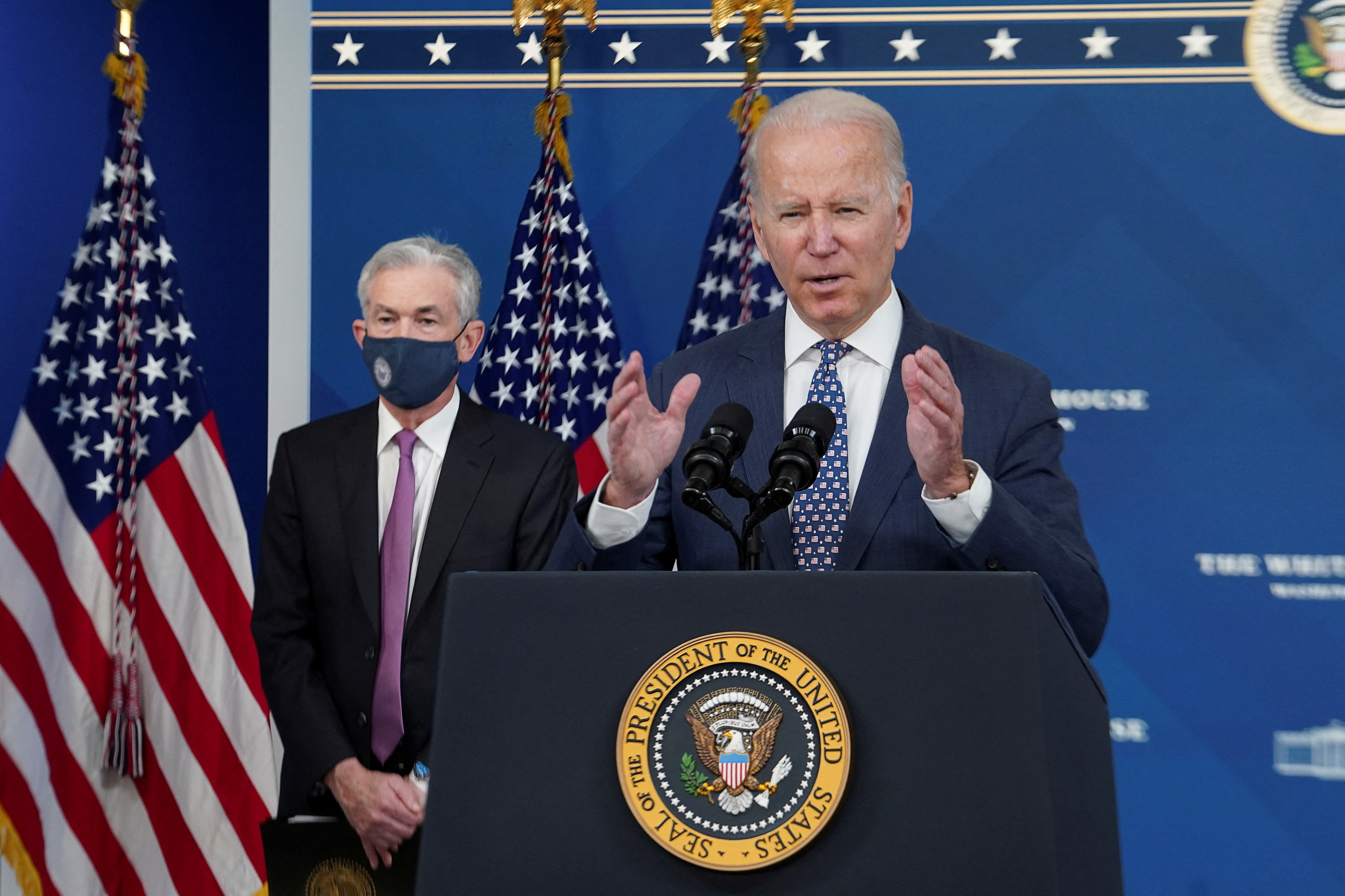 El presidente Joe Biden junto a Jerome Powell (REUTERS/Kevin Lamarque)
