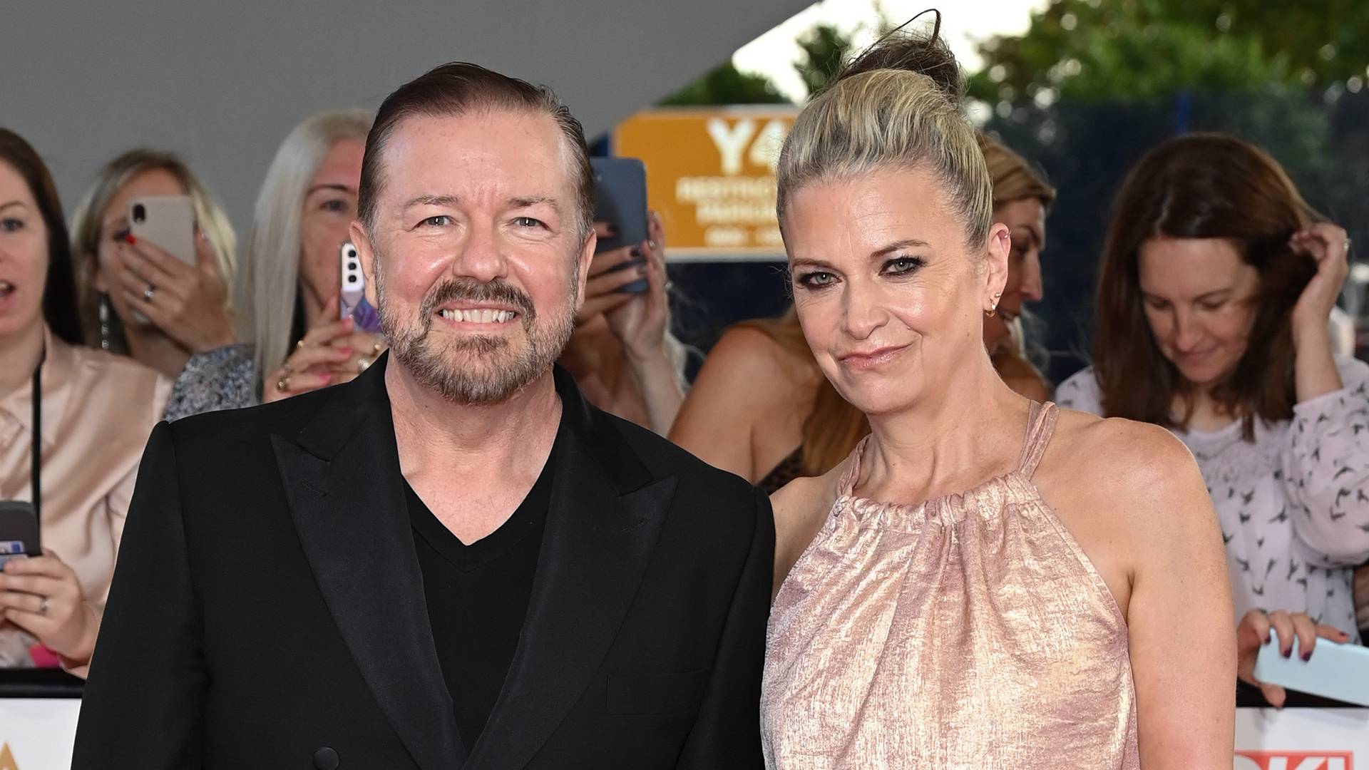Ricky Gervais junto a su novia eterna Jane Fallon en un evento de 2021, en Londres. Llevan 40 años juntos. (Photo by Karwai Tang/WireImage)