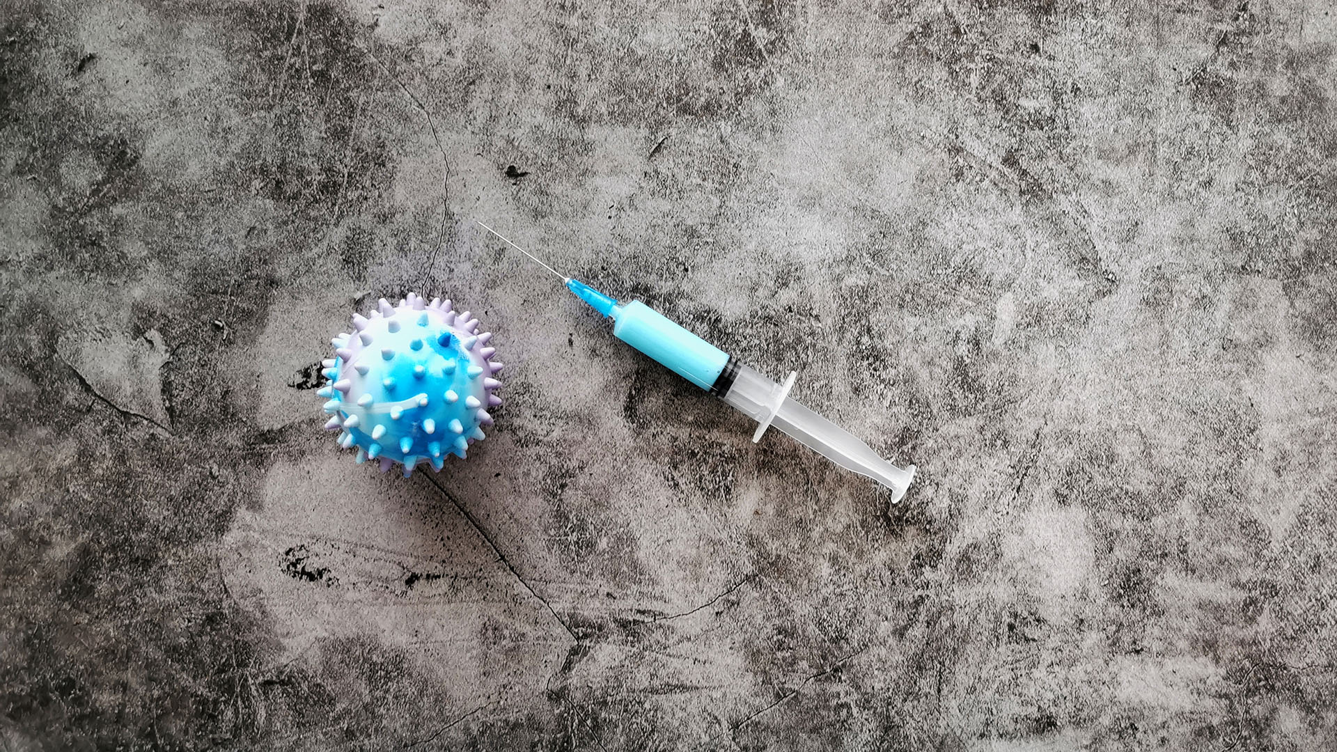 Actualmente, se están llevando a cabo numerosas investigaciones nacionales e internacionales para descubrir una vacuna contra el COVID-19 (Shutterstock)
