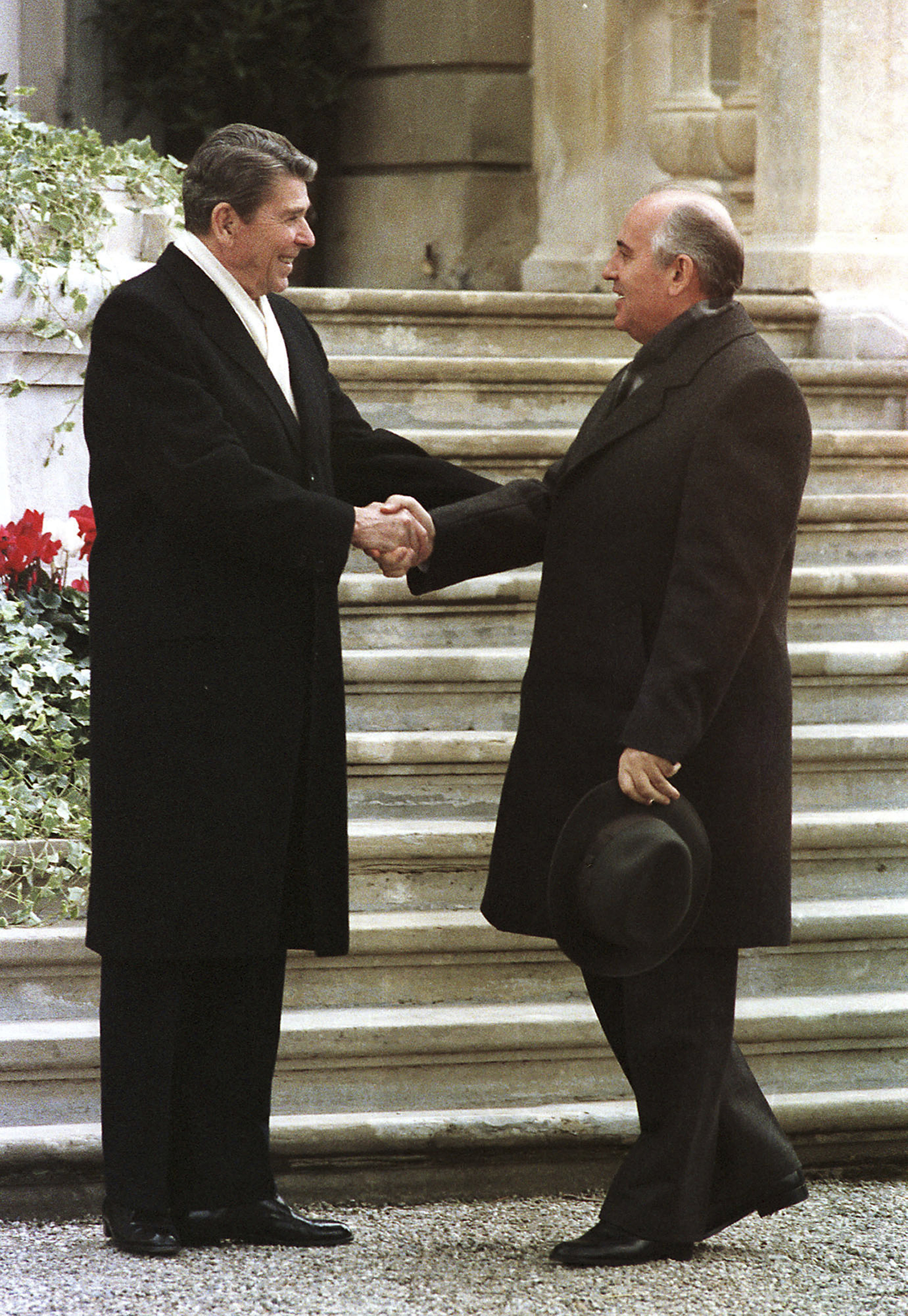 ARCHIVO - El presidente estadounidense Ronald Reagan, a la izquierda, y el líder soviético Mikhail Gorbachev se reúnen por primera vez en la villa Fleur D'Eau en Versoix, cerca de Ginebra, el 19 de noviembre de 1985. 