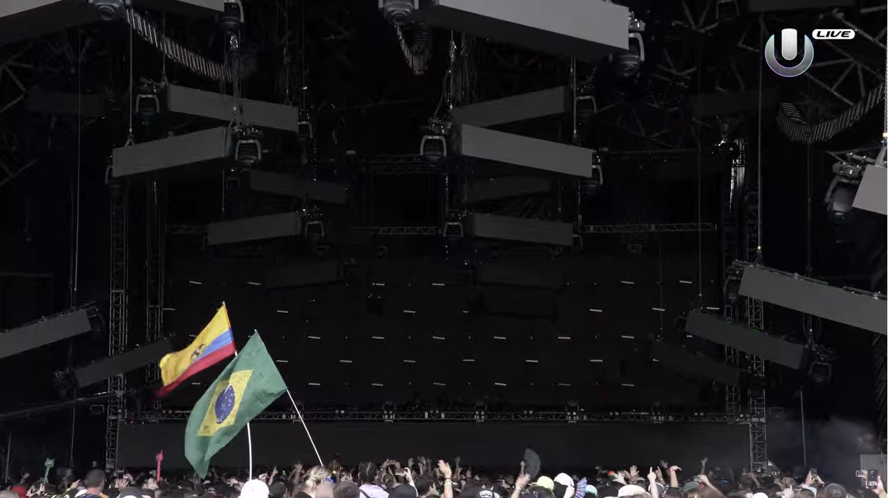 Las banderas de Brasil y Ecuador en la presentación de HI-LO y Testpilot. 