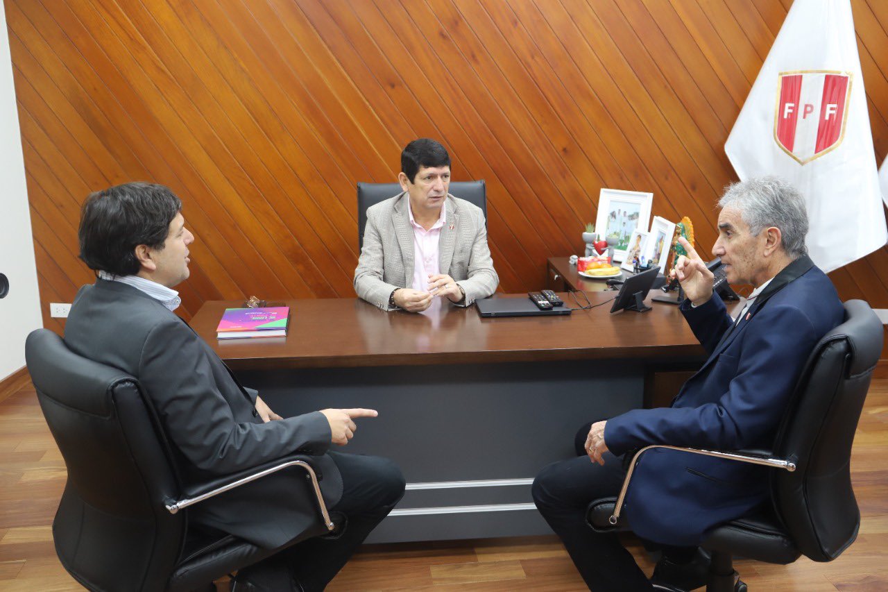 Juan Carlos Oblitas junto con Agustín Lozano y Jean Marcel Robilliard en una reunión. | Foto: FPF