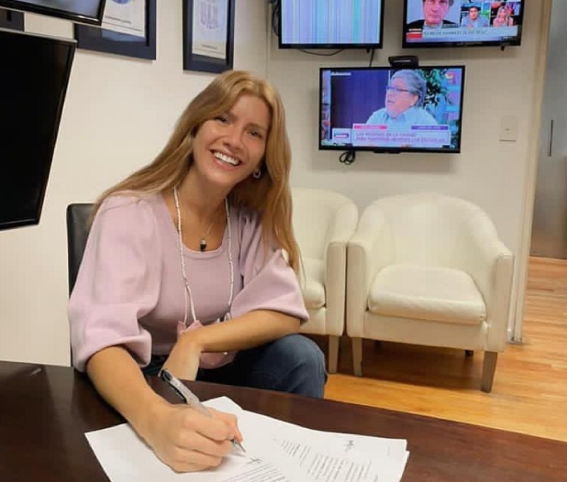 El día que Laurita Fernández firmó contrato para estar al frente de "El club de las divorciadas"