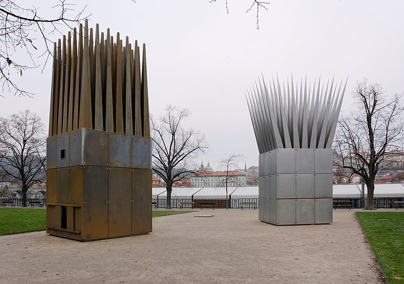 Un conjunto de dos monumentos recuerda en Praga la inmolación de Palach y el dolor de su madre. Se trata de la “Casa de la Madre” y la “Casa del Hijo”, del artista norteamericano de origen checo John Hejduk (Wikimedia Commons)