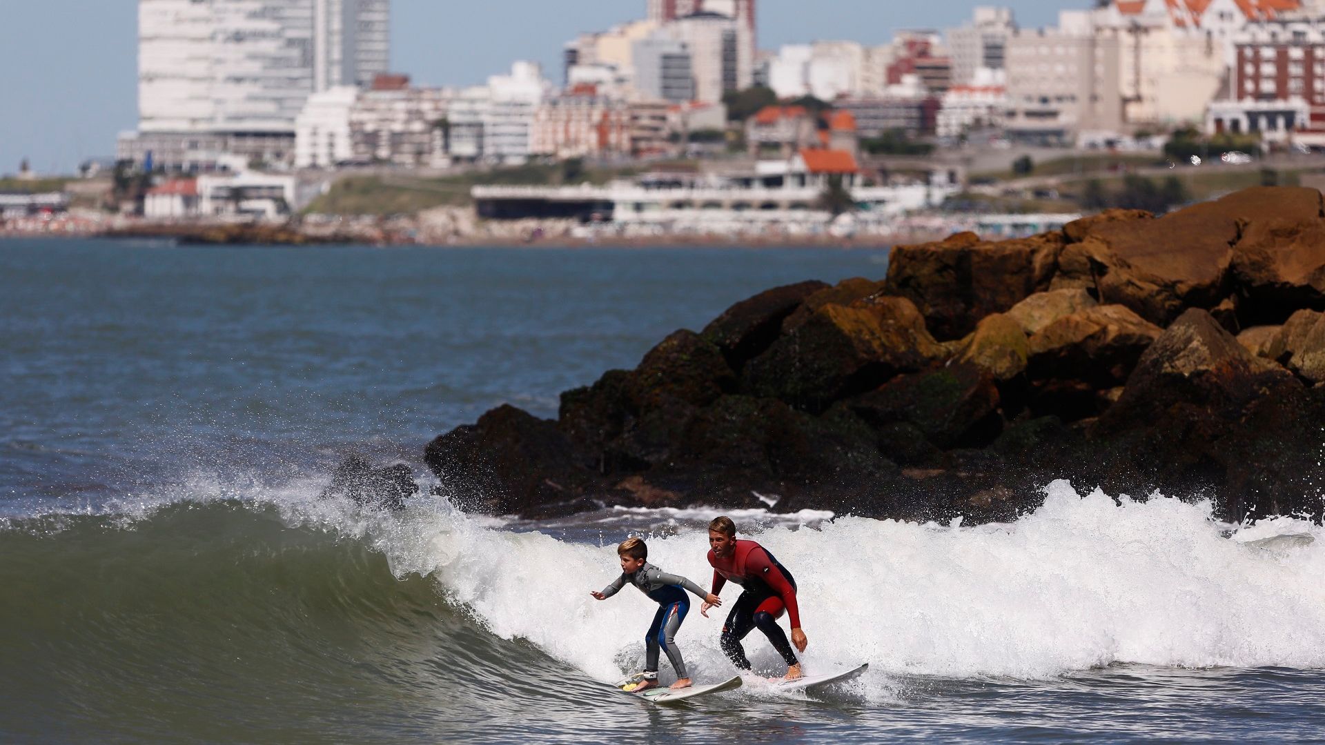 Niños y adultos pueden aprender a surfear o perfeccionarse en las múltiples playas de la zona (Crédito: Prensa EMTUR)