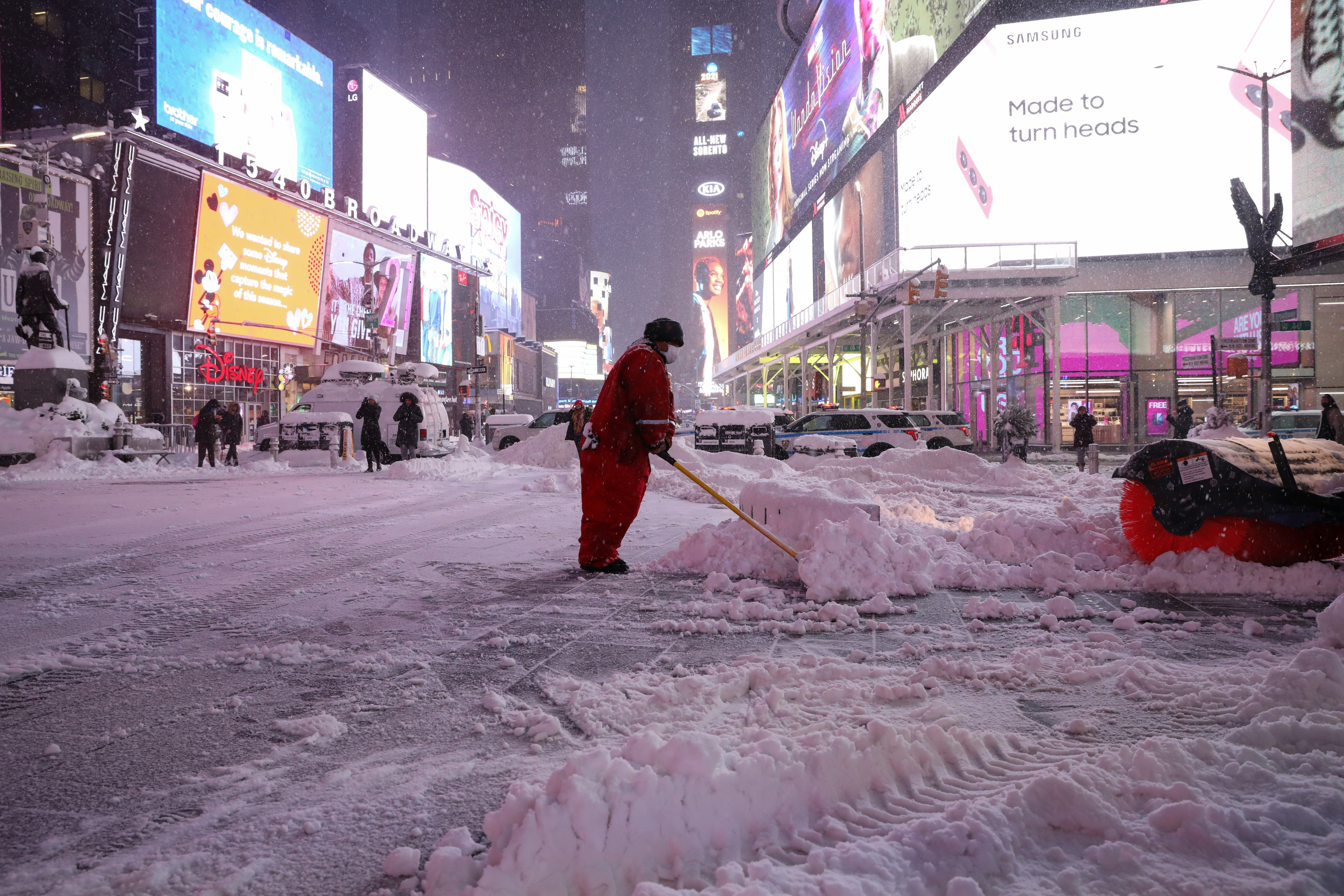 Una mujer saca la nieve en Times Square (REUTERS/Caitlin Ochs)