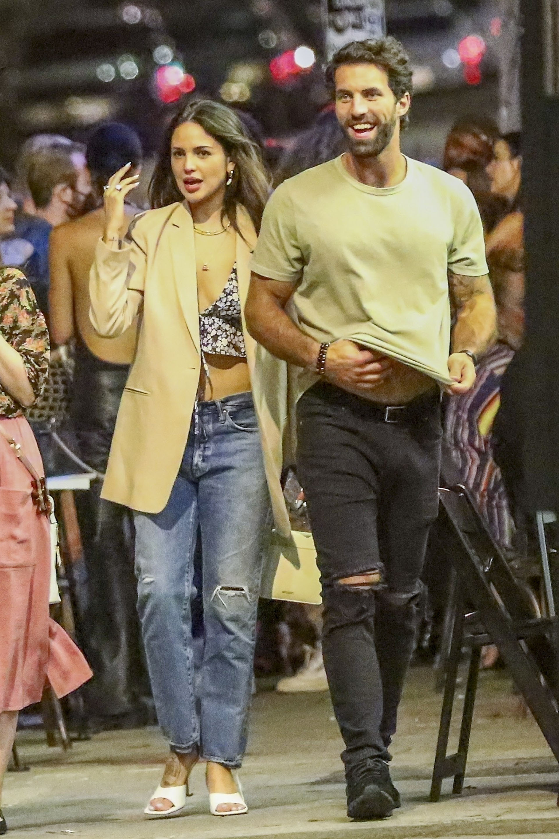 Cita romántica. Eiza Gonzalez y Paul Rabil compartieron una divertida noche en West Hollywood. La actriz lució un jean, un top estampado y un saco oversize, mientras que el deportista vistió un jean negro y una remera color verde (Fotos: The Grosby Group)
