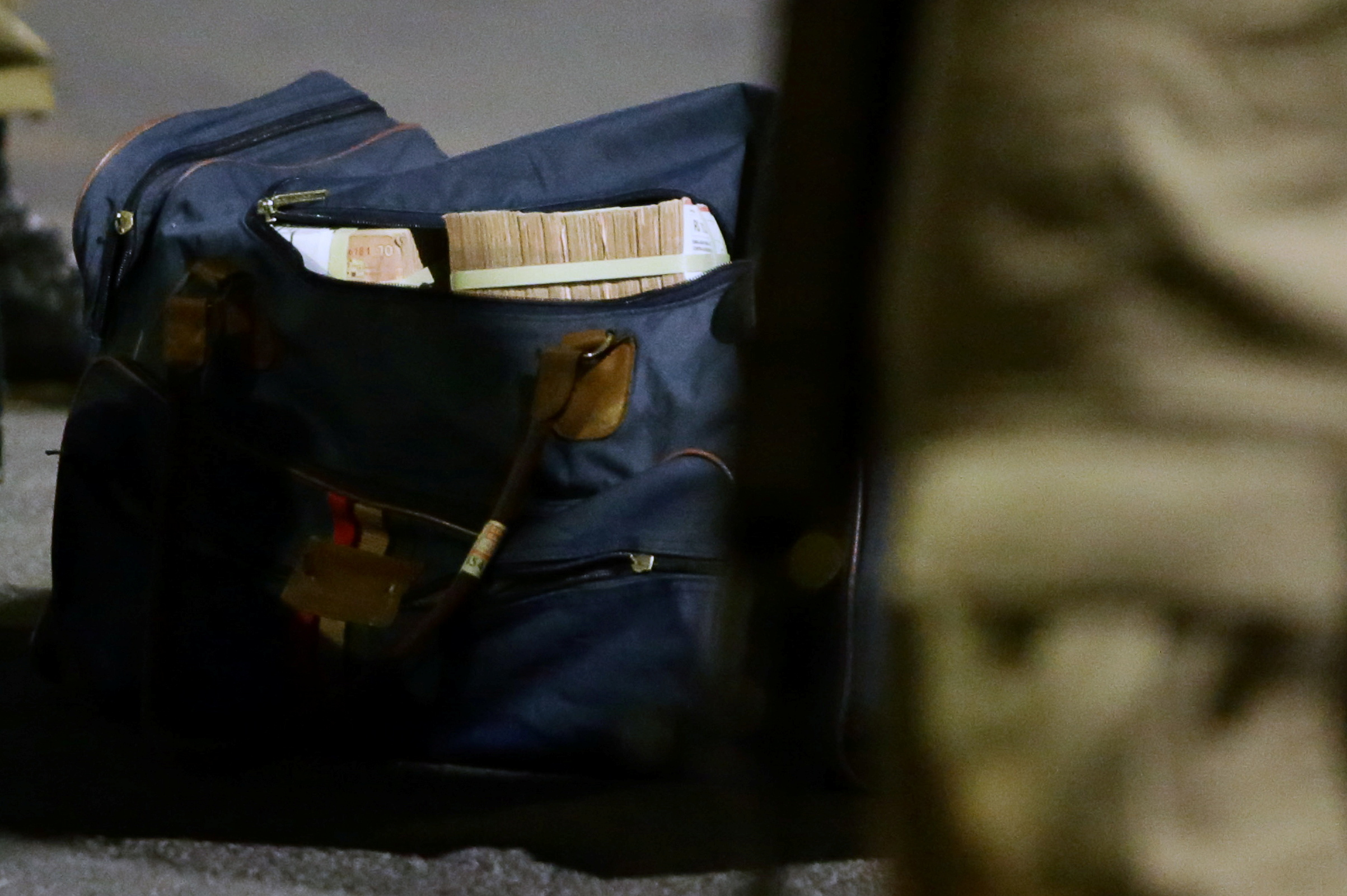 Un bolso con dinero recuperado luego del robo en Criciuma (REUTERS / Guilherme Ferreira)