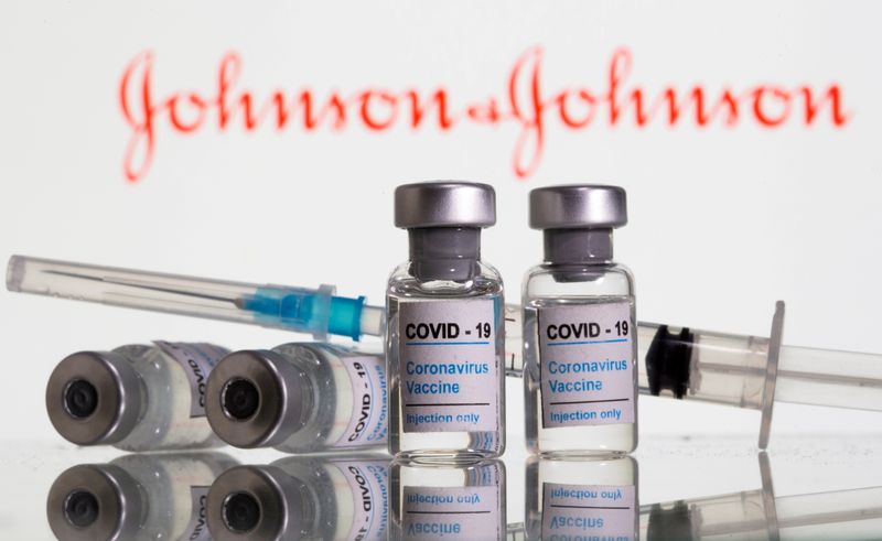 FOTO DE ARCHIVO: Viales con la etiqueta "Vacuna contra el Coronavirus COVID-19" delante del logotipo de Johnson&Johnson en esta ilustración tomada el 9 de febrero de 2021. REUTERS/Dado Ruvic