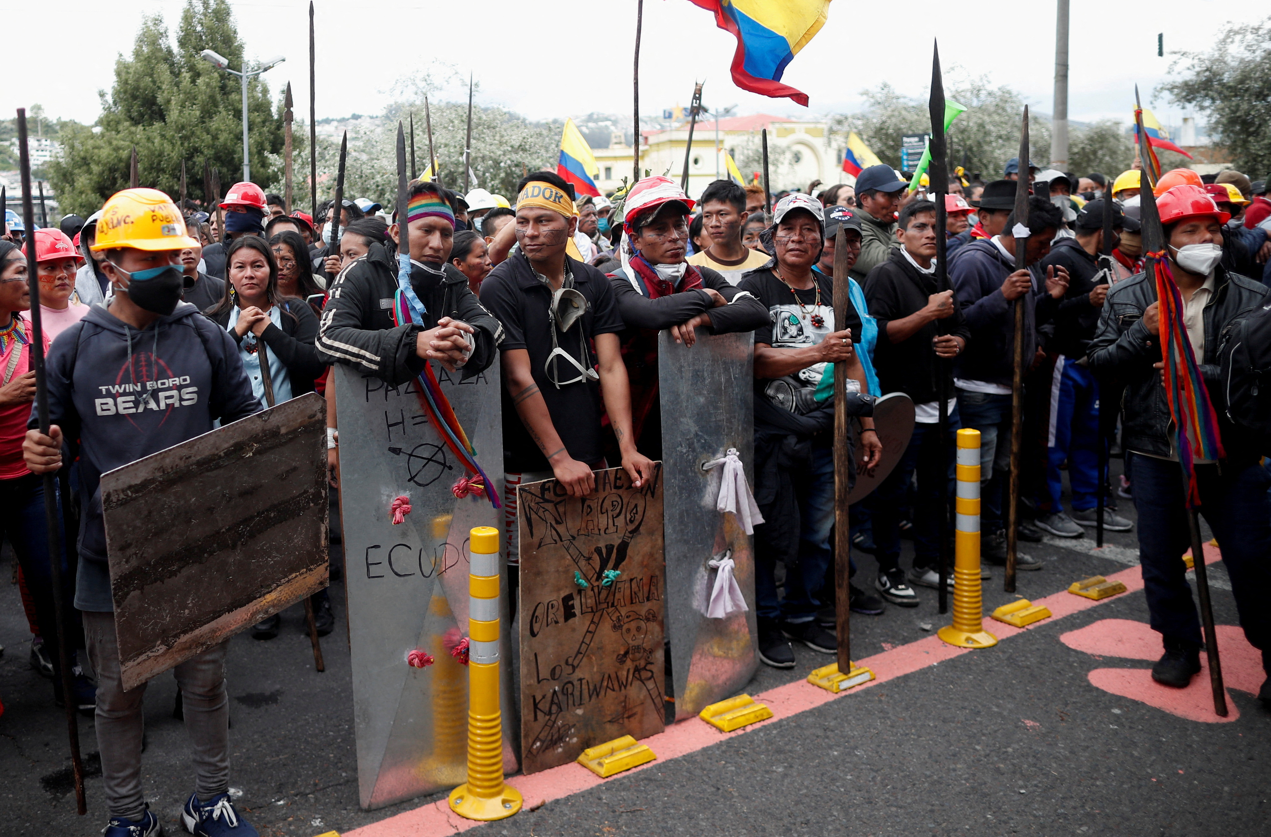 Los indígenas participan en una protesta antigubernamental en medio de un punto muerto entre el gobierno del presidente Guillermo Lasso y exigiendo el fin de las medidas de emergencia, en Quito, Ecuador, el 27 de junio de 2022. REUTERS/Adriano Machado/File Photo