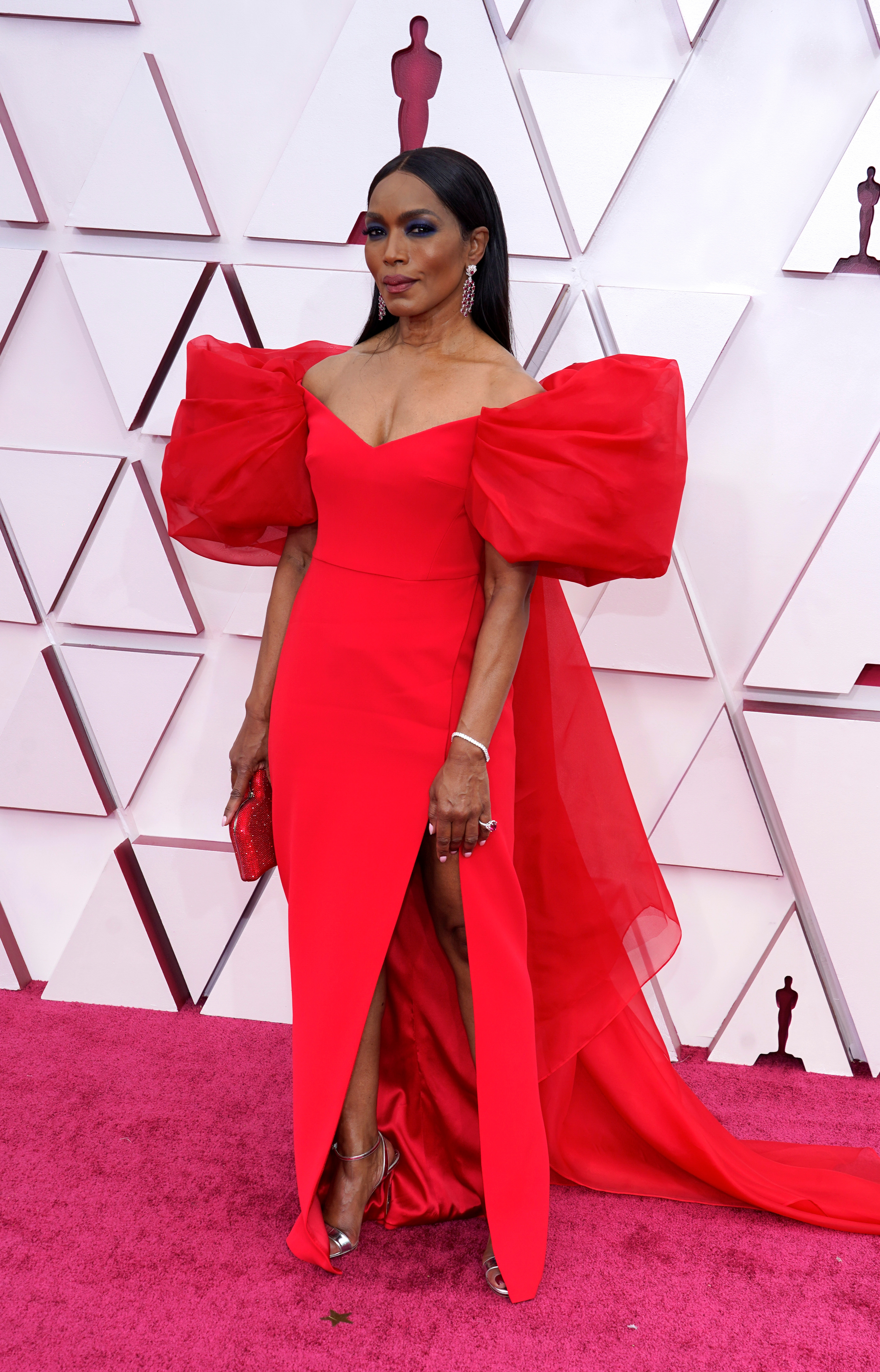 Angela Bassett también eligió al color rojo para la alfombra de los Oscars. Su vestido: de diseño sirena, cola, un gran escote corazón y mangas japonesas abullonadas. Firmado por la italiana Alberta Ferretti acompañado por joyas de Chopard