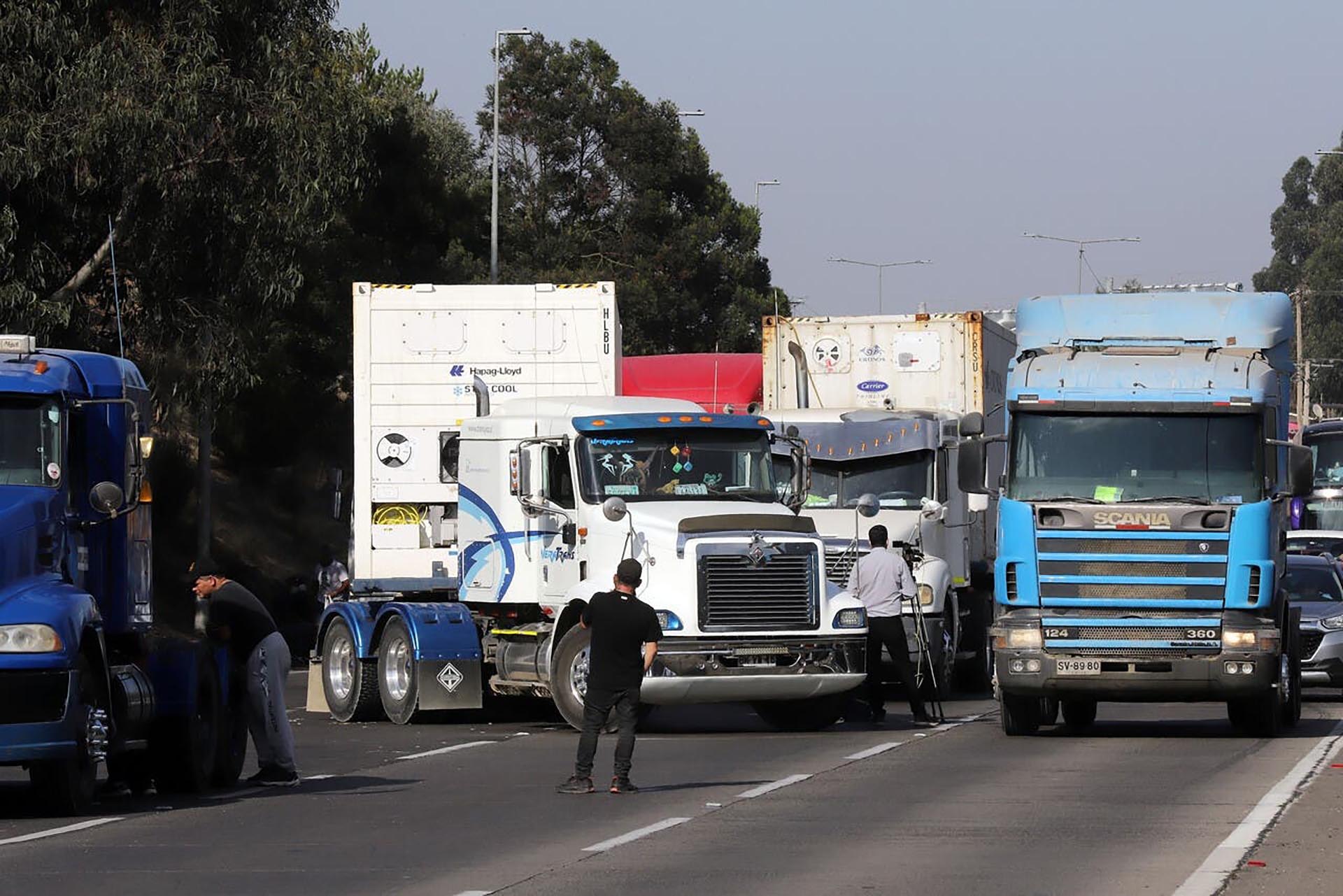 Un grupo de camioneros mantiene el corte de una ruta en el sur de Chile