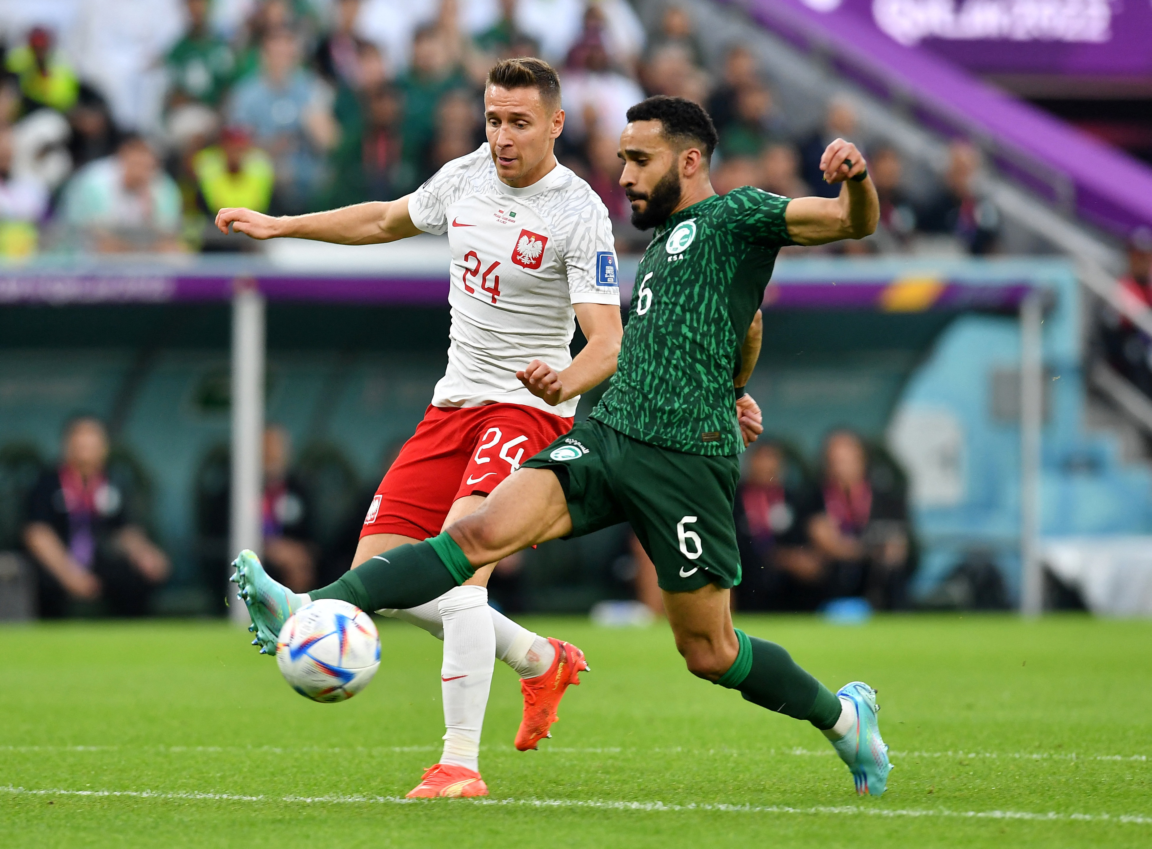  El lateral izquierdo de Arabia, Mohammed Al Burayk gana el duelo ante por el balón a Przemyslaw Frankowski. REUTERS/Jennifer Lorenzini