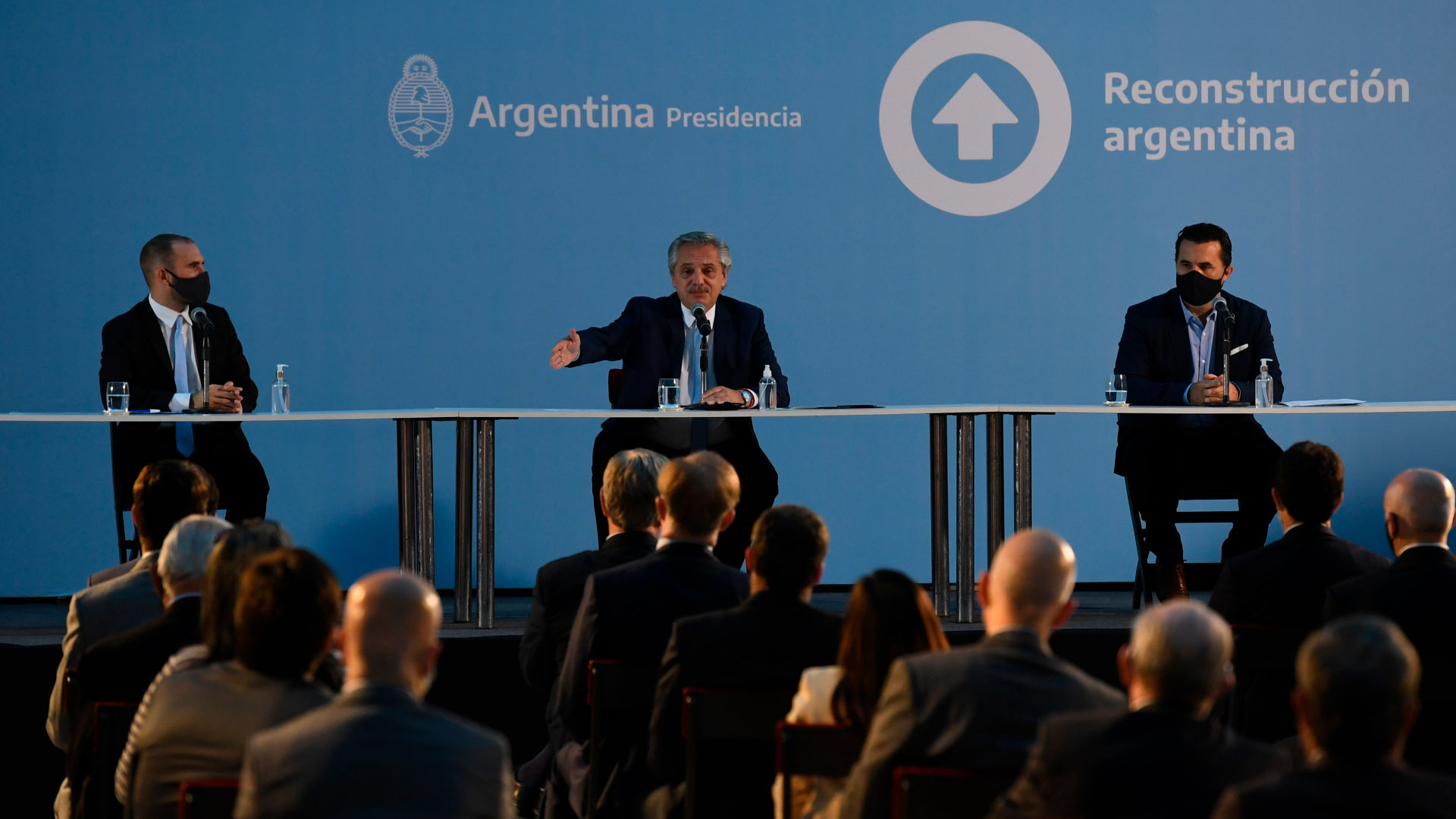 El presidente Alberto Fernández, flanqueado por el ministro de Economía, Martín Guzmán, y el secretario de Energía, Darío Martínez (Maximiliano Luna)