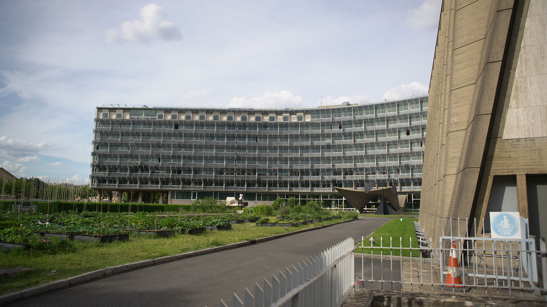 El edificio de la sede central de la Unesco en Paris donde se realizaron  las dos galas del  Premio L´Óreal- Unesco Por las mujeres en la ciencia. Está ubicado en 7 Place de Fontenoy,  el mismo nombre que lleva el edificio 
