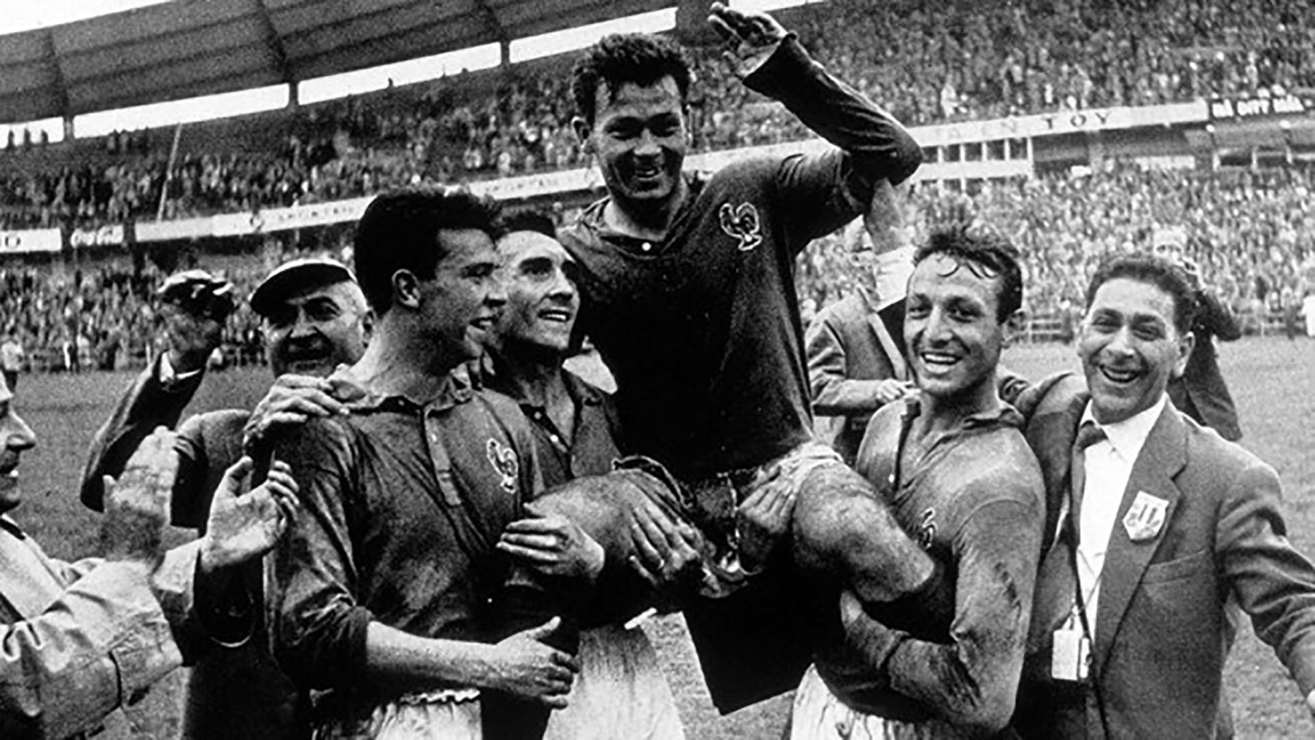 Just Fontaine celebra en el Mundial 1958, donde anotó 13 goles y estableció un récord que todavía está vigente (Getty Images)