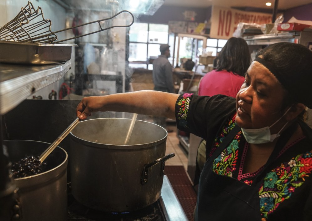 Natalia Méndez cocina en La Morada, un galardonado restaurante mexicano del que es copropietaria con su familia en el sur del Bronx, el miércoles 28 de octubre de 2020 en Nueva York. Después de recuperarse de los síntomas de COVID-19, la familia recaudó fondos para reabrir el restaurante, que también convirtió en un comedor de beneficencia que sirve 650 comidas diarias. (AP Foto/Bebeto Matthews)