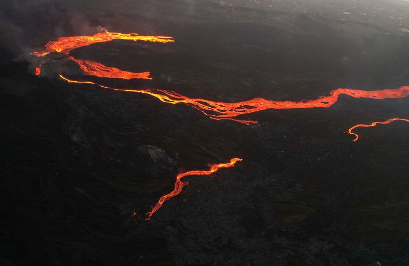 Una vista aérea de la lava del volcán Cumbre Vieja cerca del barrio de Tacande, en la isla canaria de La Palma (Foto: REUTERS/Borja Suárez)