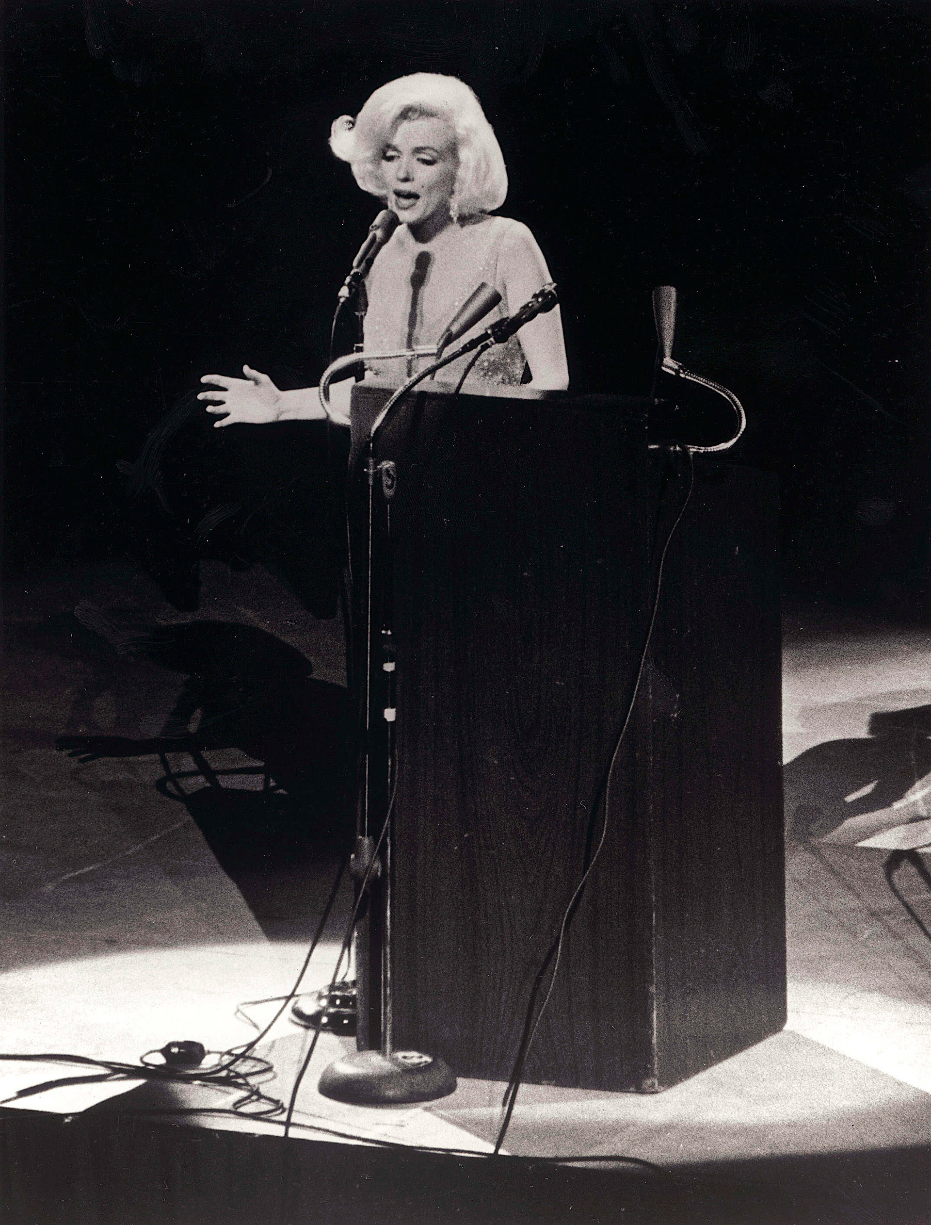 Lo único que hizo Marilyn Monroe aquel 19 de mayo de 1962 fue cantarle el Happy Birthday a Kennedy. Hubo otros artistas, pero los eclipsó a todos en menos de dos minutos de actuación (Grosby)