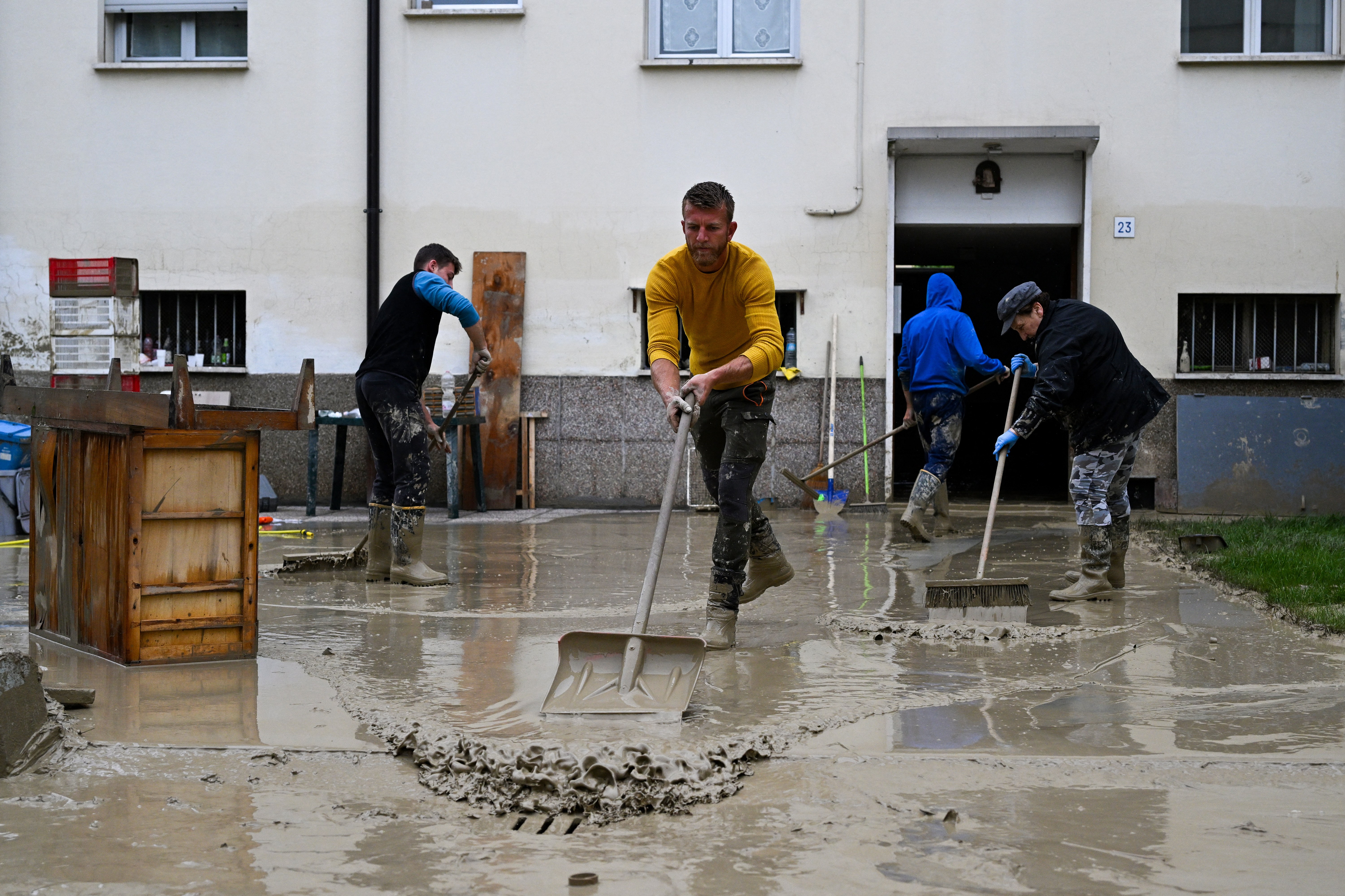 Voluntarios realizan tareas de limpieza tras las inundaciones (Andreas SOLARO / AFP)
