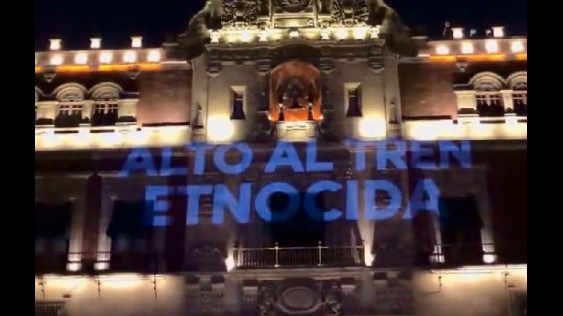 “Este Tren no es Maya”: la protesta en Palacio Nacional contra el megaproyecto de AMLO  