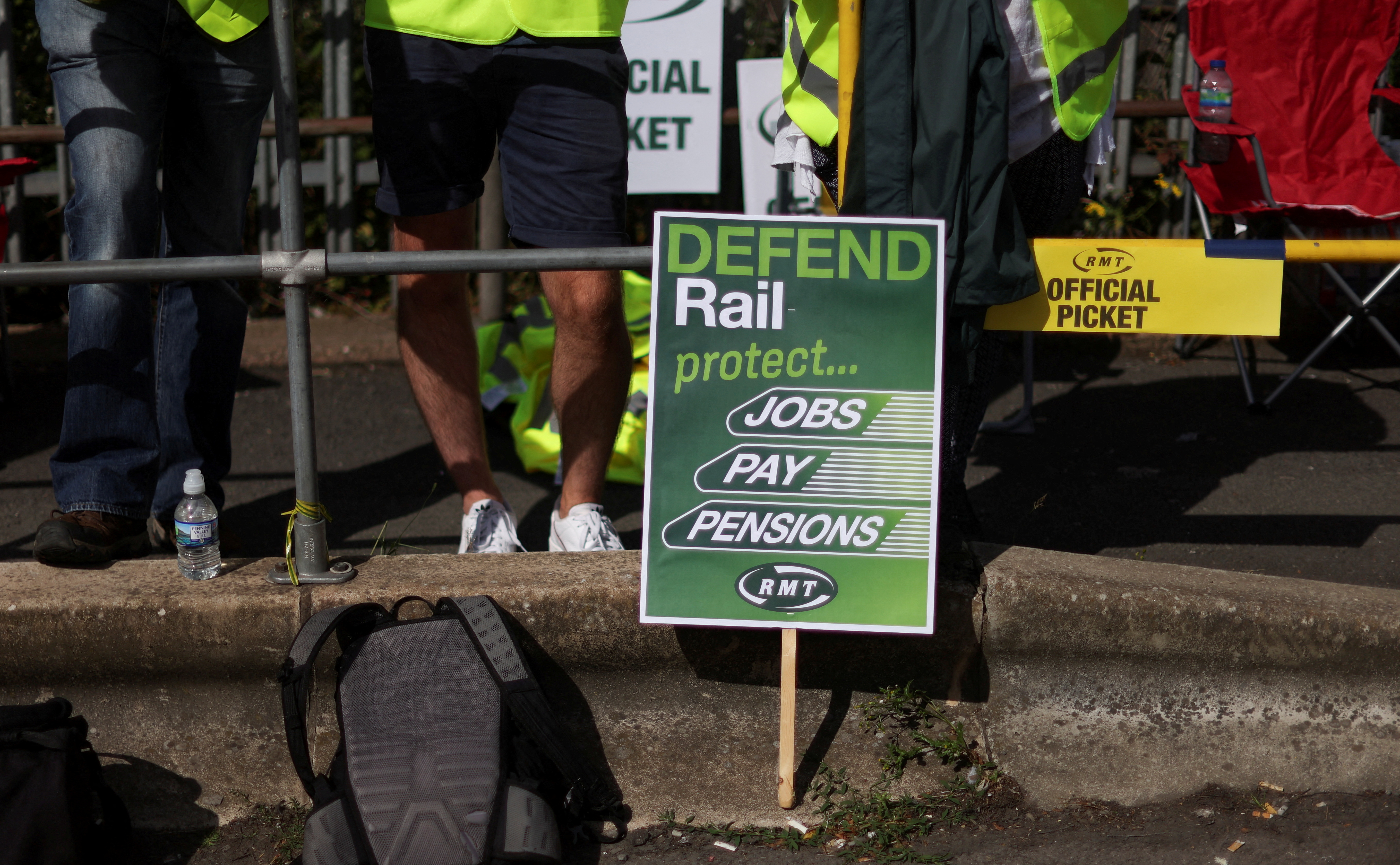 Se ve un cartel en un piquete en la estación de Crewe: "Defiendan a los ferrocarriles, protejan el trabajo, los salarios, las jubilaciones" (REUTERS/Carl Recine)