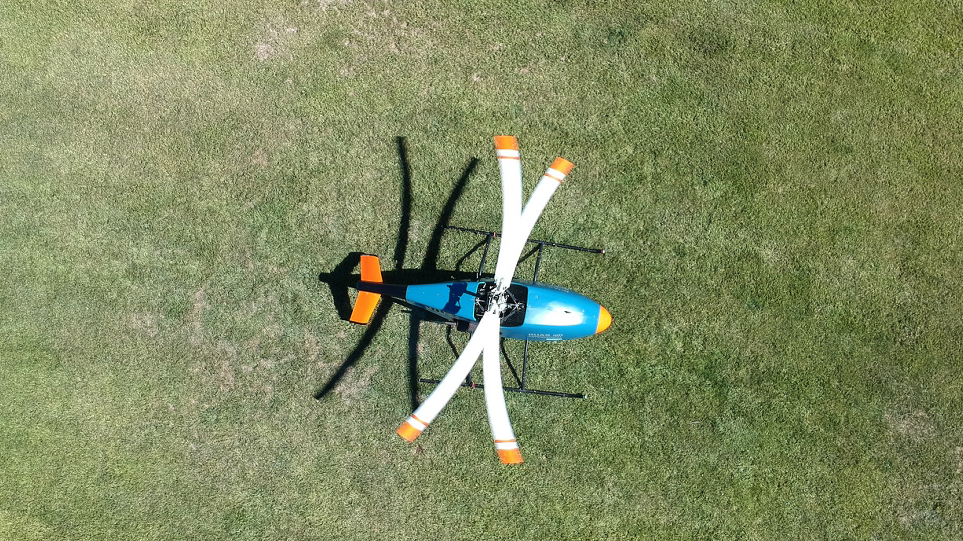 El helicóptero no tripulado posee un techo operativo de 3500 metros de altitud y una velocidad máxima de 175 km/h (gentileza INVAP)