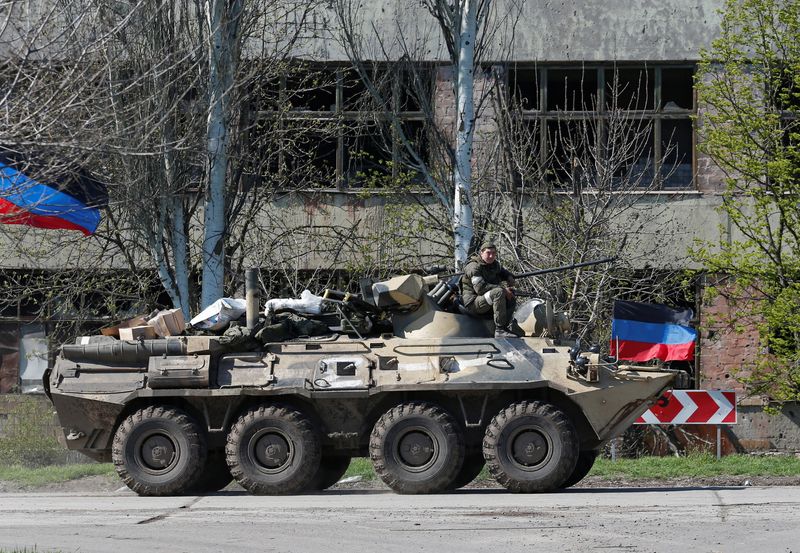 Un miembro de las fuerzas armadas prorrusas en un vehículo acorazado en la ciudad de Mariupol, Ucrania, el 20 de abril de 2022 (REUTERS/Alexander Ermochenko)