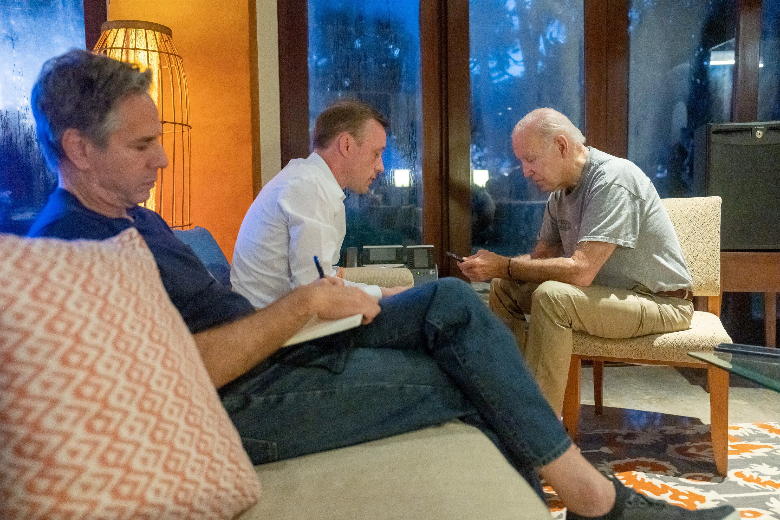 El presidente estadounidense Joe Biden conversó a primeras horas del miércoles con el mandatario polaco, Andrzej Duda, desde Bali, donde está por la cumbre del G20 (via Reuters)