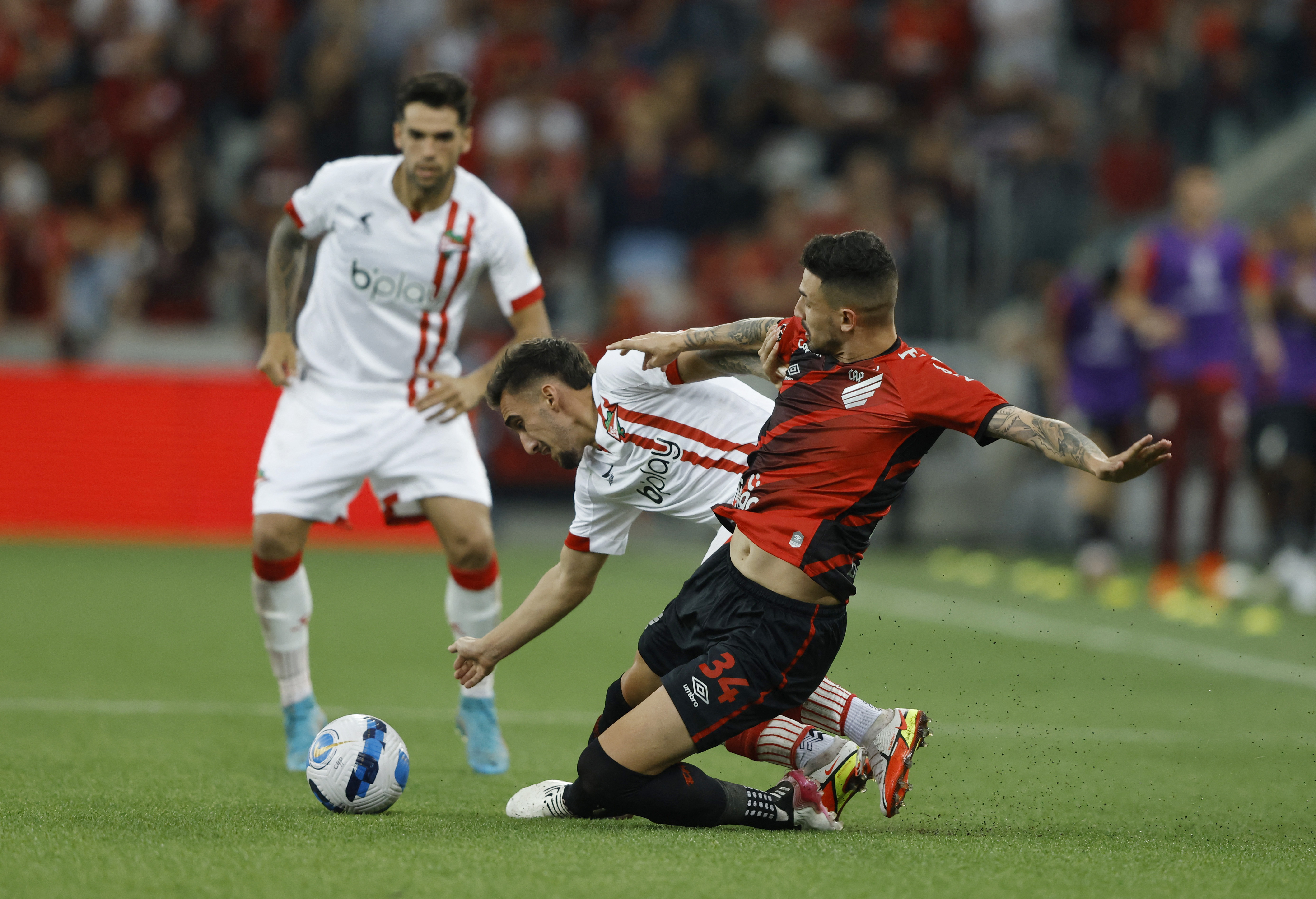 Estudiantes y Athletico Paranaense se juegan el pase a las semifinales de la Copa Libertadores: hora, TV y formaciones