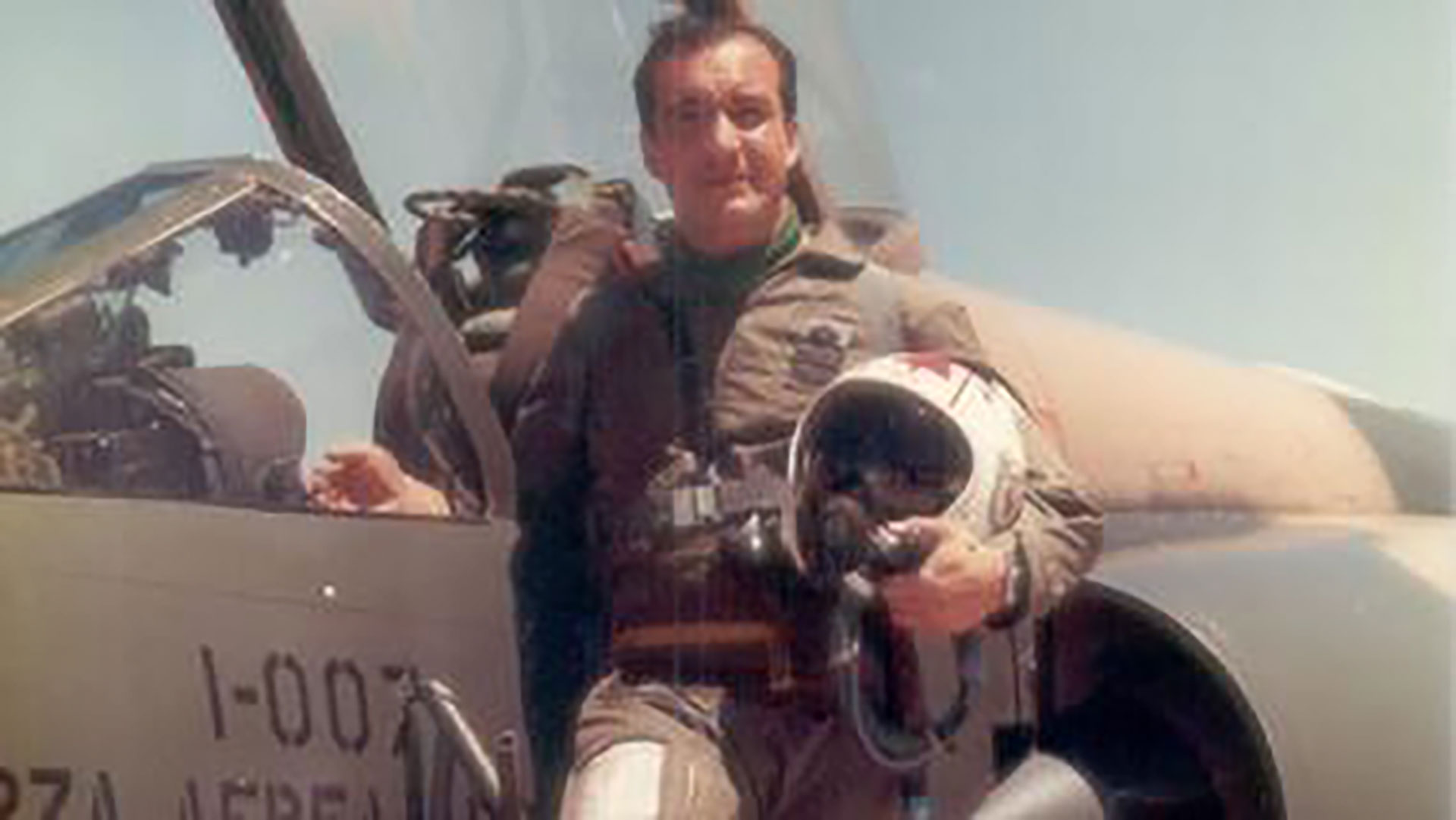 El Mirage del teniente Carlos Perona, que habi?a despegado de la base de Ri?o Gallegos en su segunda salida a las 15:45, fue impactado por un Sea Harrier y sostuvo el vuelo hasta la costa de la isla Borbo?n, para eyectarse