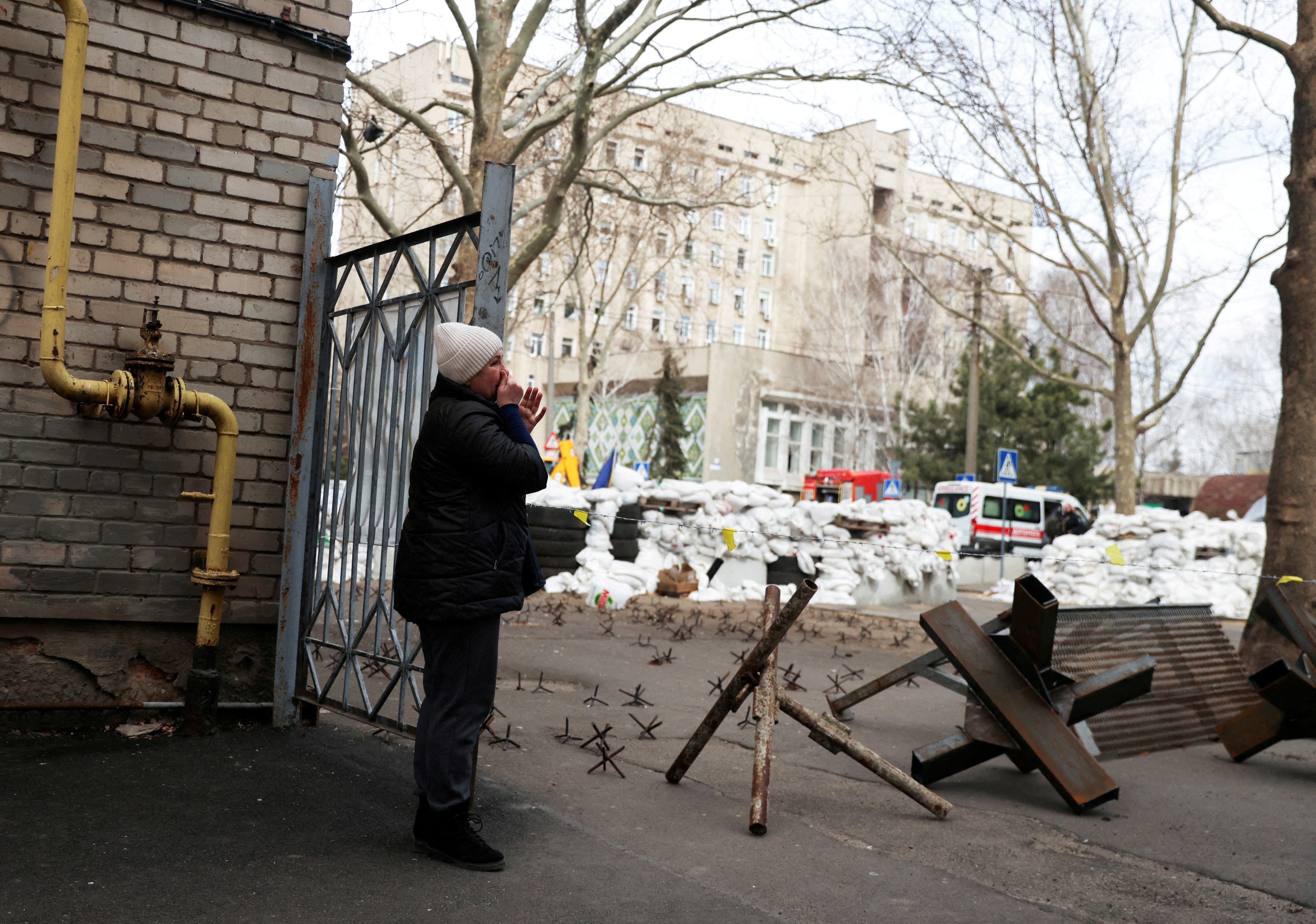 Una mujer llora mientras espera a un familiar frente a un edificio gubernamental destruido, en Mykolaiv (REUTERS/Nacho Doce)