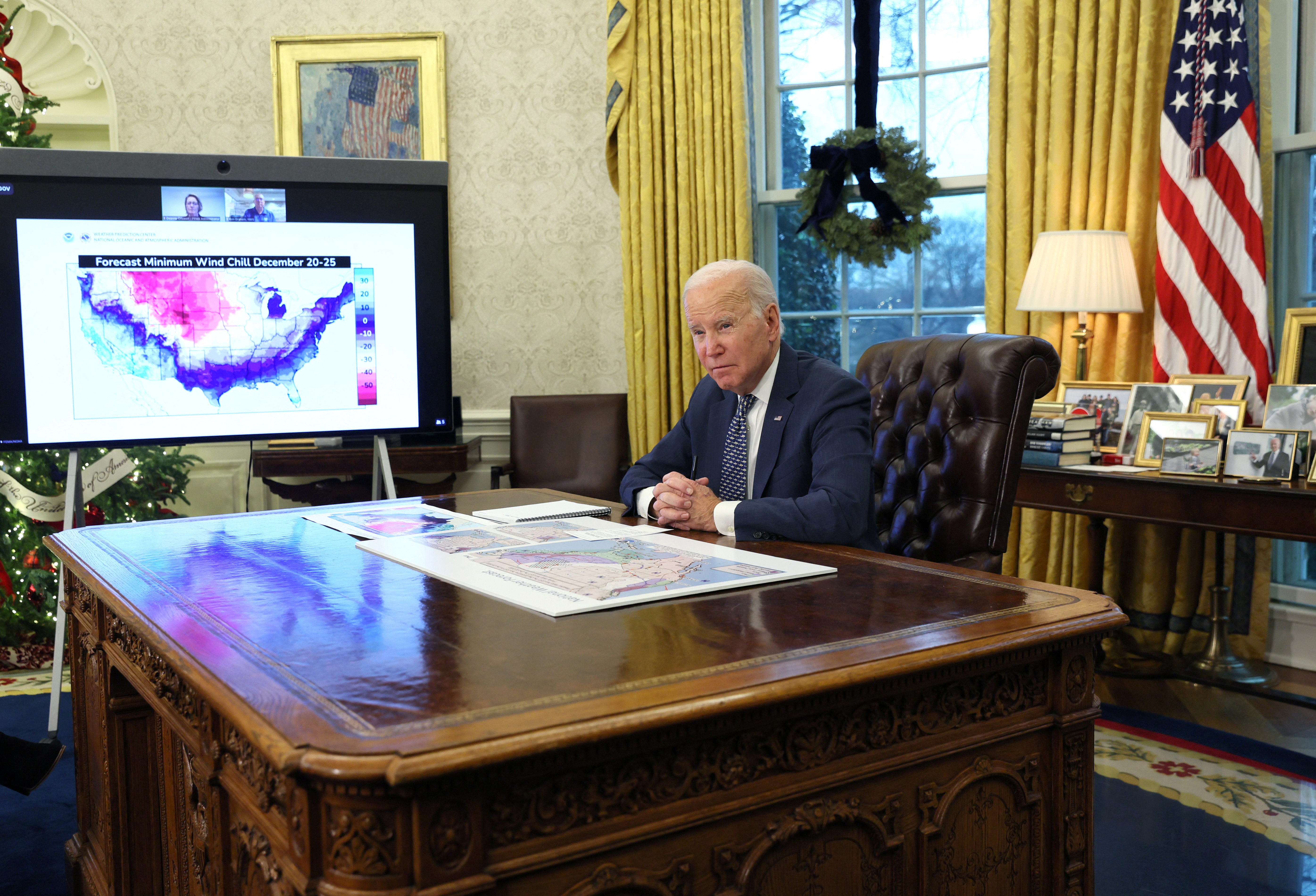 El presidente Joe Biden en una sesión informativa sobre los sistemas de tormentas invernales que se desplazan por Estados Unidos en el Despacho Oval de la Casa Blanca este 22 de diciembre de 2022 (REUTERS/Leah Millis)