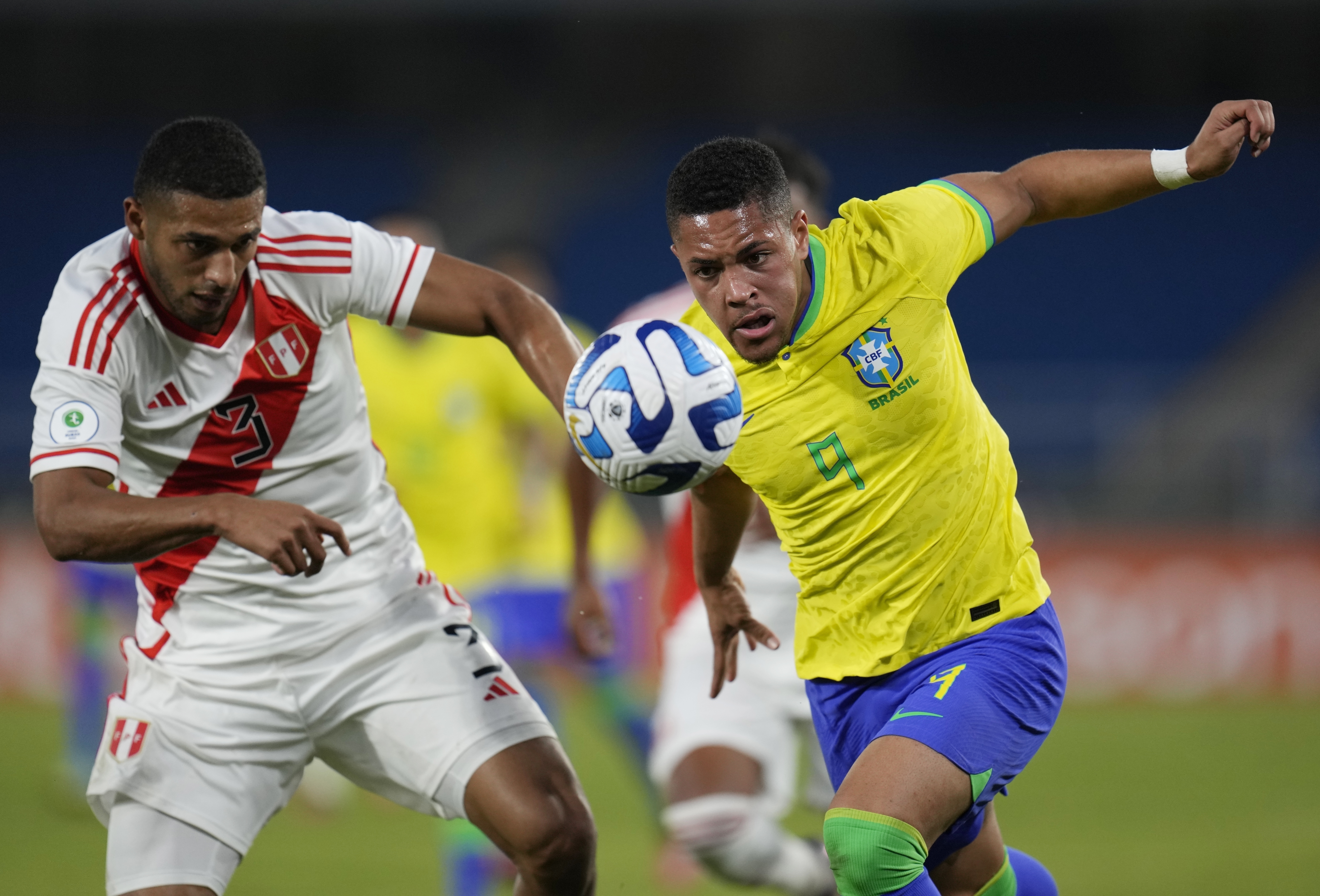 El brasileño Vitor Roque ya debutó en la selección mayor y es una de las figuras del equipo juvenil de su país (AP Foto/Fernando Vergara)