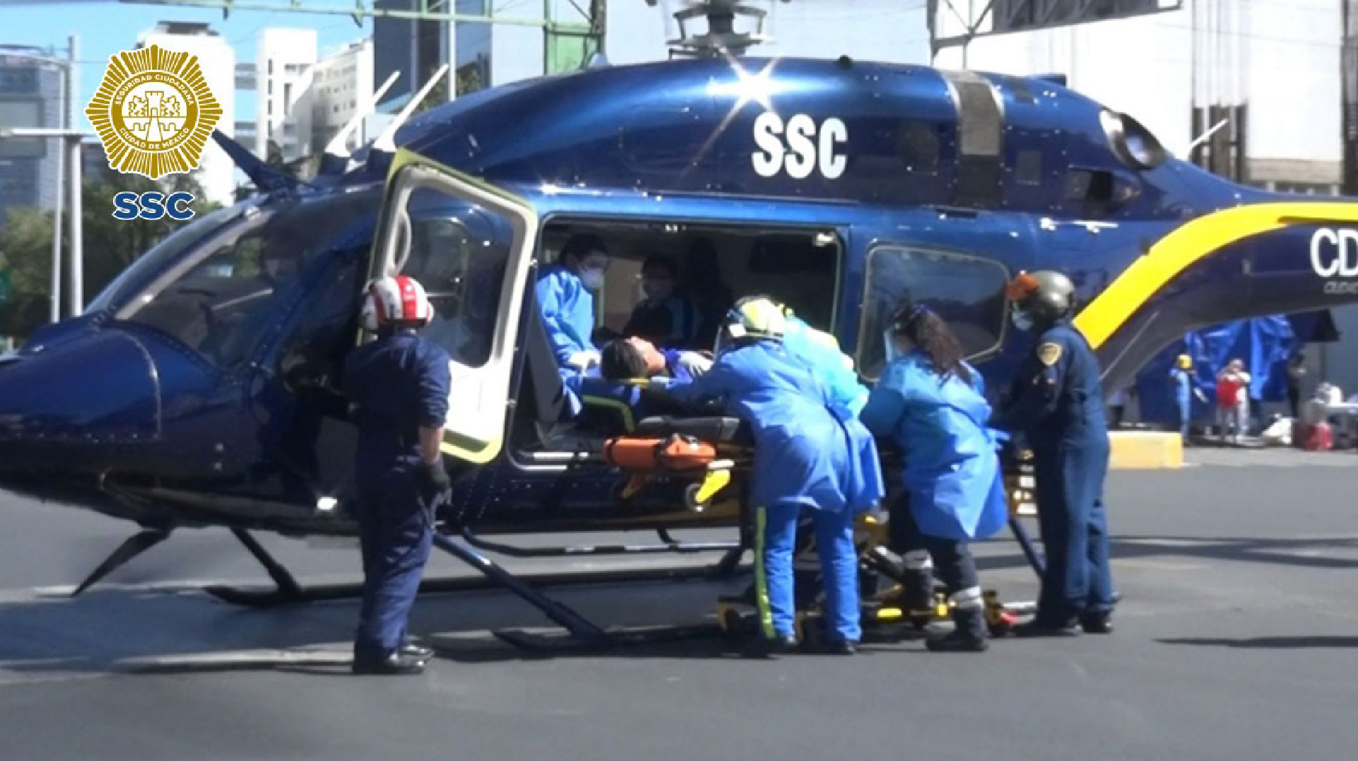 Las autoridades capitalinas fueron alertadas de un adolescente electrocutado mientras jugaba arriba de un árbol (Foto: SSC)