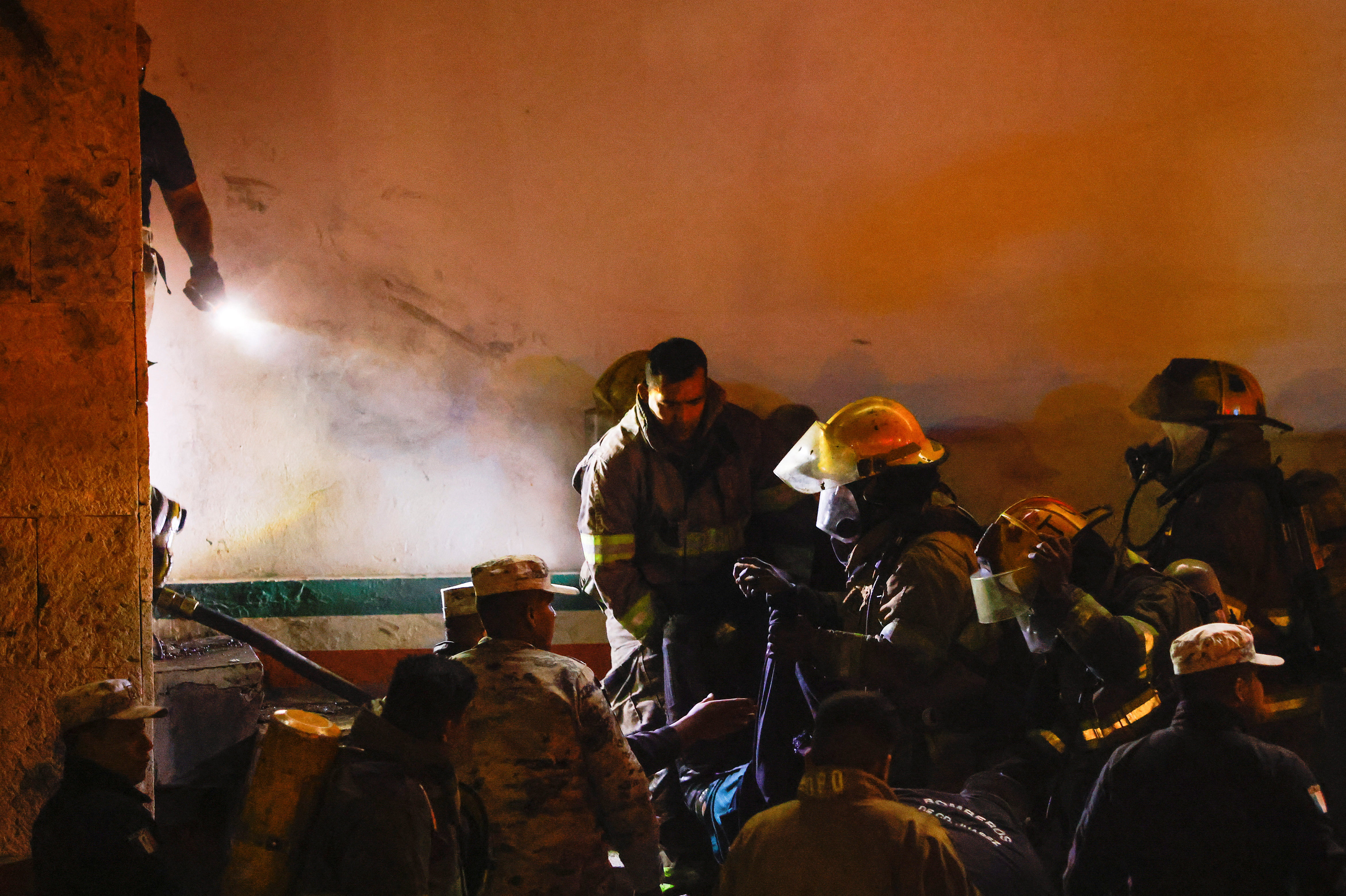 Los servicios de emergencia apagaron las llamas y evacuaron el establecimiento. (REUTERS/José Luis González)
