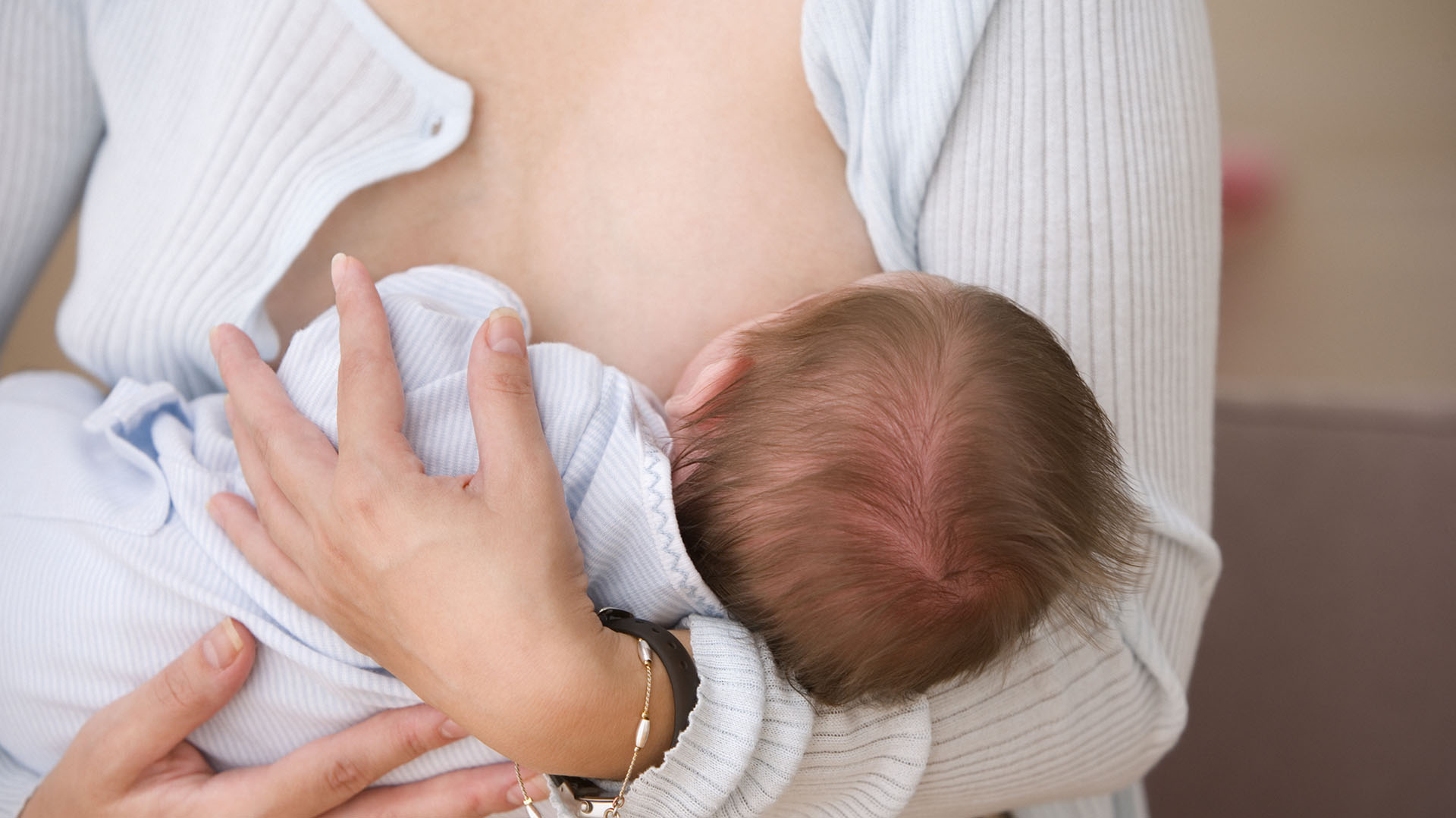 Está demostrado que la lactancia materna reduce el riesgo de SMSL (Getty)