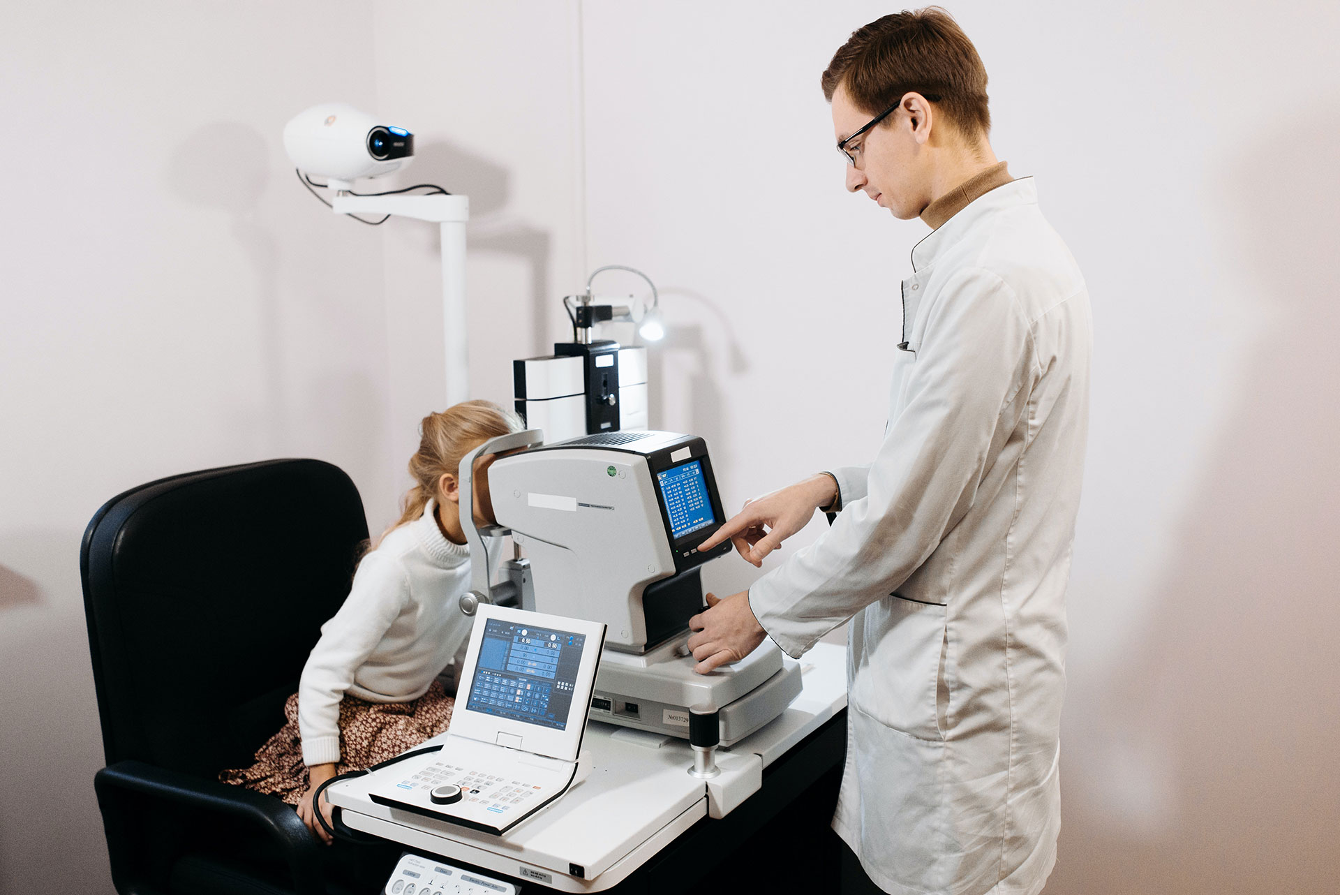Los padres con problemas de miopía deben llevar a sus hijos a controles oftalmológicos al menos una vez al año (Pexels)