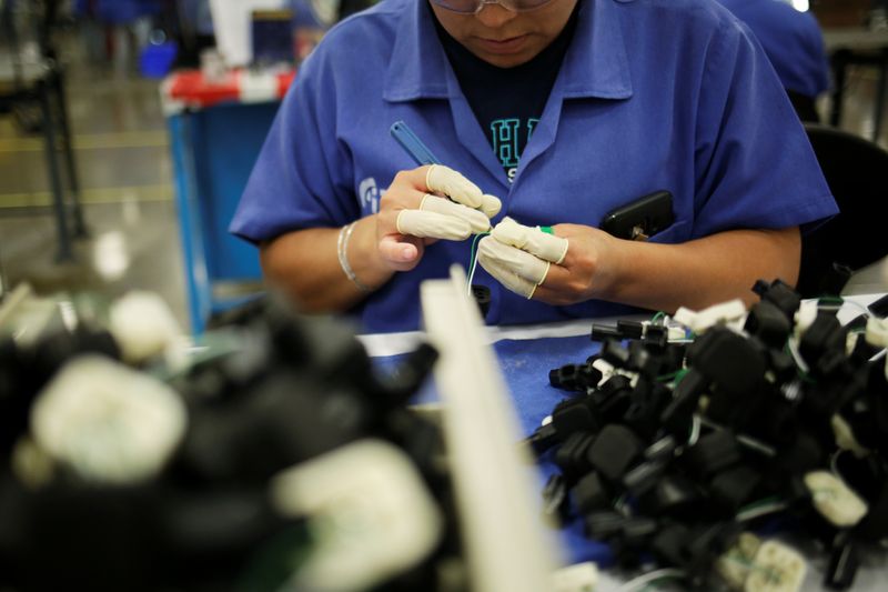 Un empleado trabaja en una compañía de ensamblaje. (Foto: Reuters)