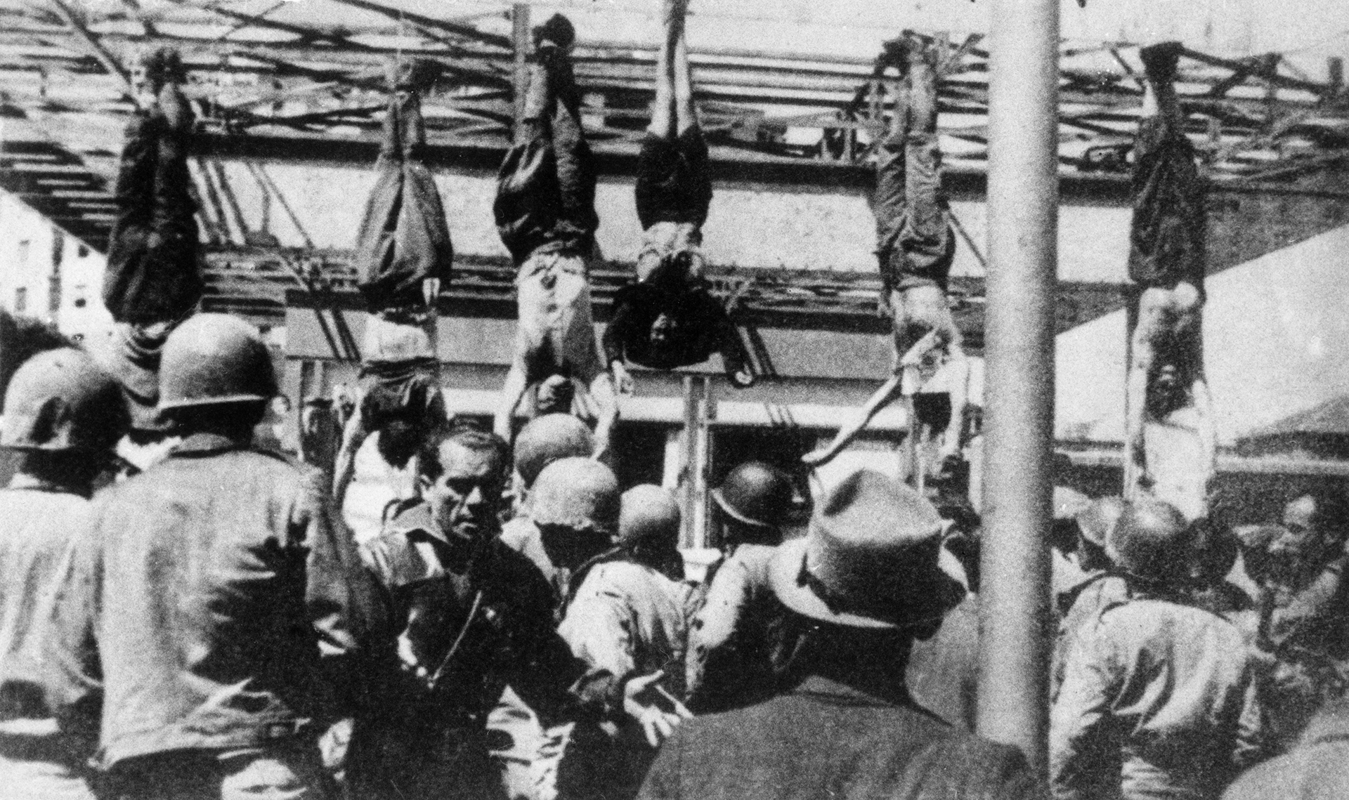28t de abril de 1945: el líder fascista Benito Mussolini junto a su amante Clara Petacci y otros fusilados, cuelgan de los pies en la Plaza Loreto (Photo by Hulton Archive/Getty Images)