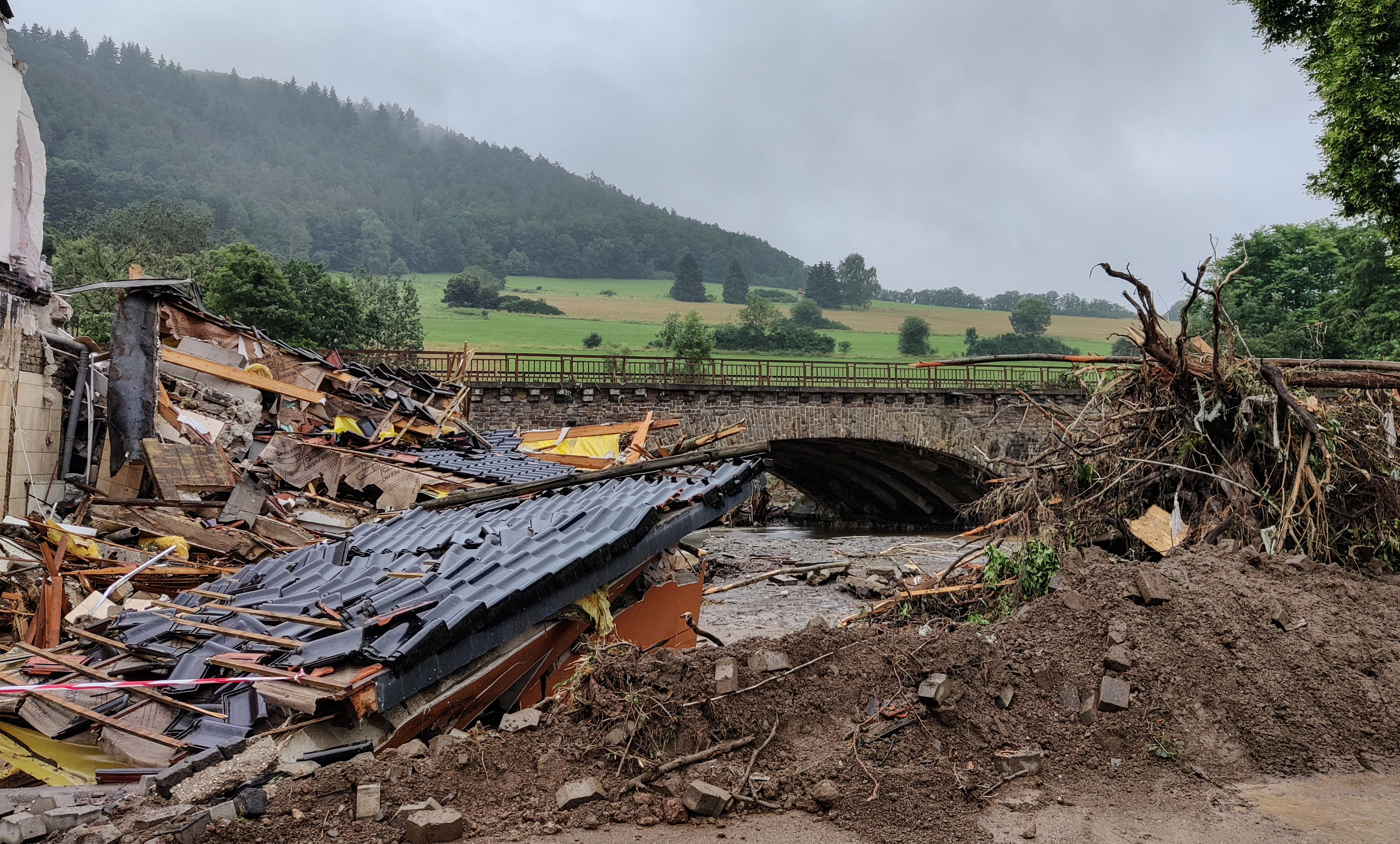 Se muestra un edificio derrumbado después de una inundación en Schuld, Alemania