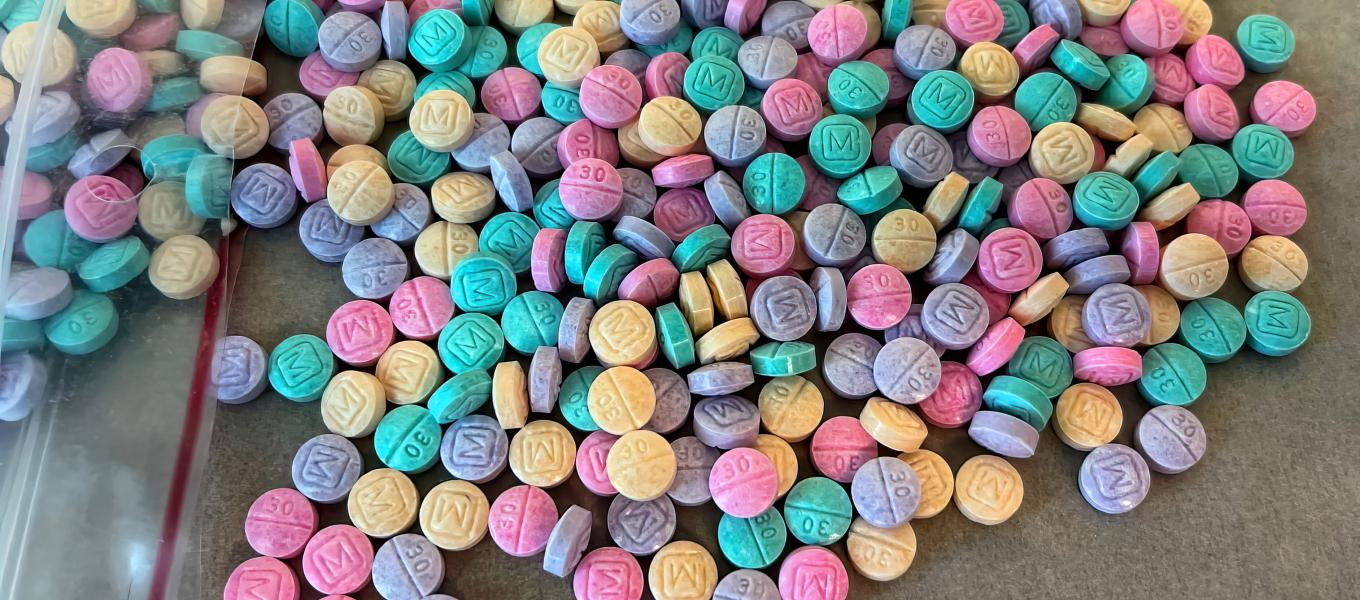 El fentanilo circula en forma de pastillas y es de colores muy vibrantes por lo que fácilmente podría mezclarse en los dulces que reciben los niños.
(Foto: DEA)