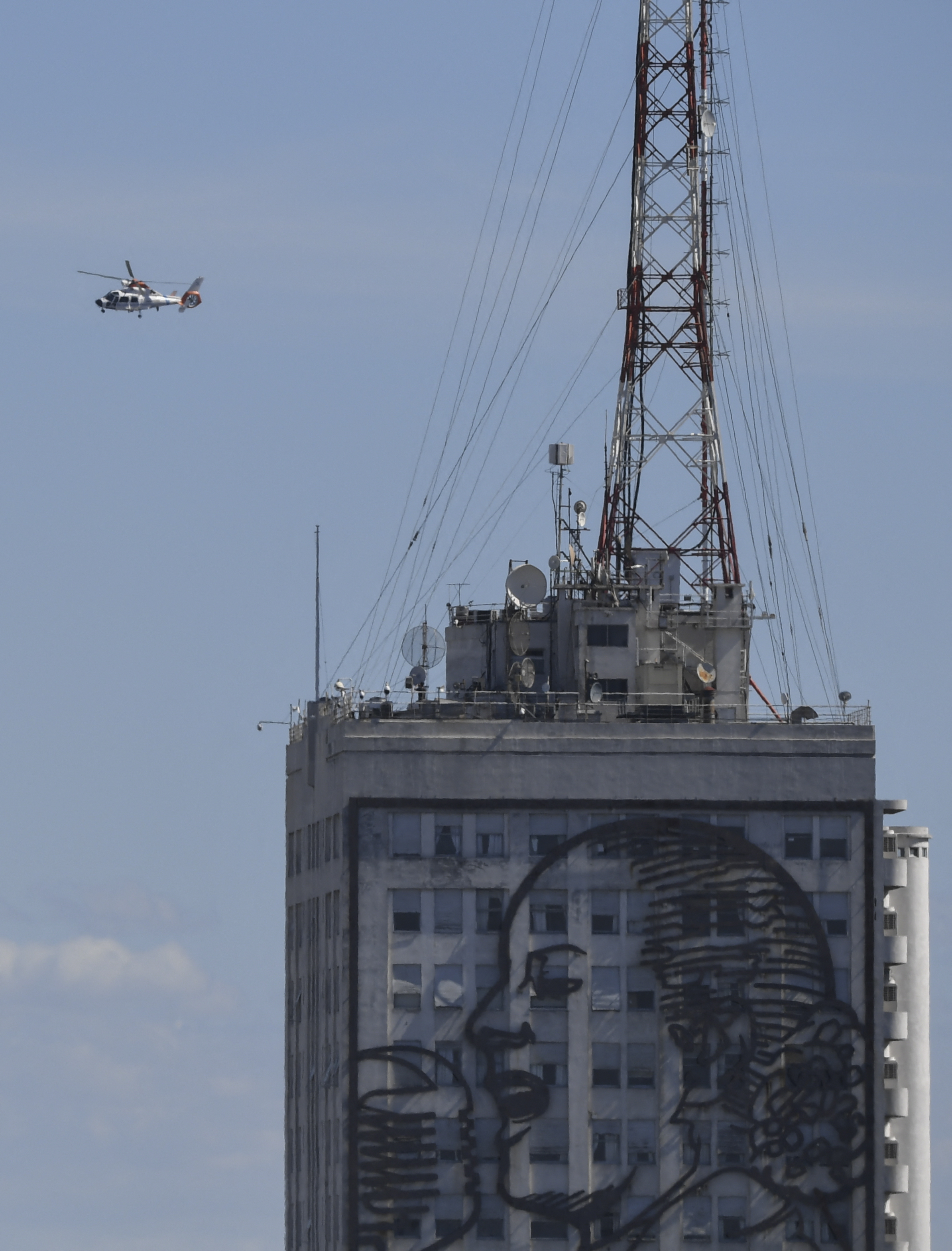Postales de los helicópteros en los que viajaron los campeones del mundo ante el fervor popular (Matias Baglietto/AFP)