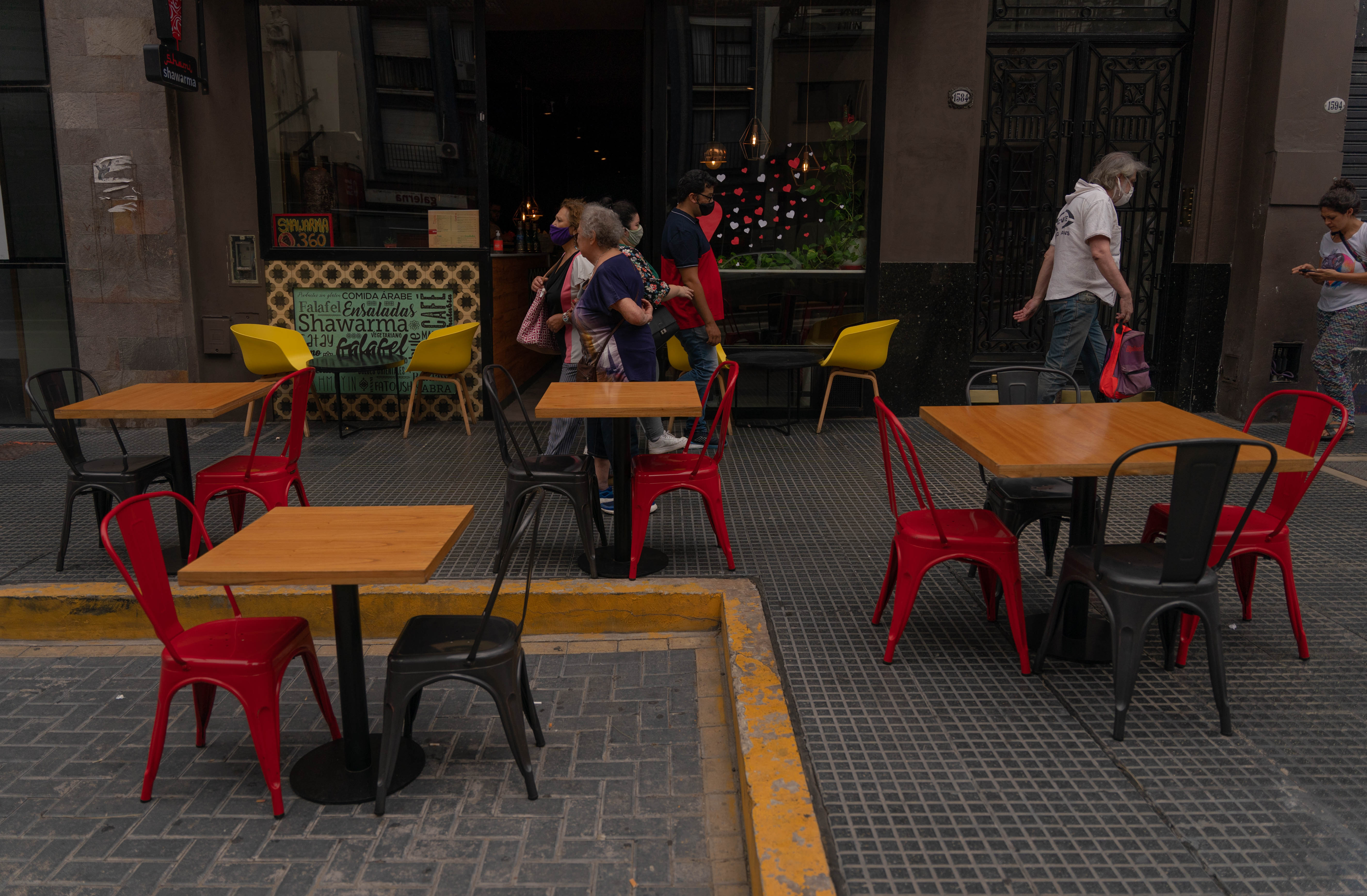 Nuevo en el barrio: un local de Shawarma en Corrientes entre Montevideo y Paraná. Sus mesas, vacías. (Foto: Franco Fafasuli)