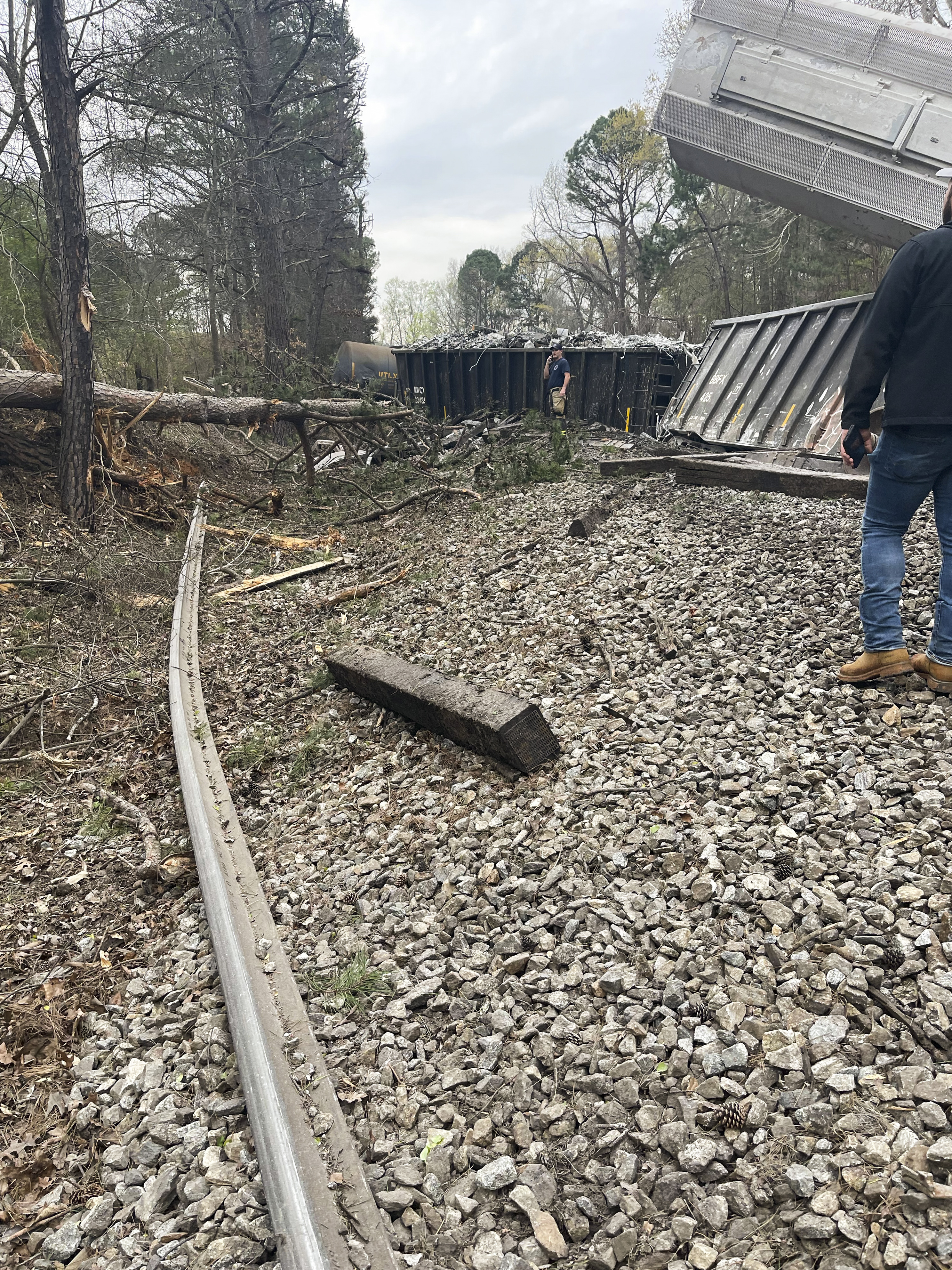 Cerca de 37 vagones del tren quedaron de lado en esta zona rural de Alabama (AP)
