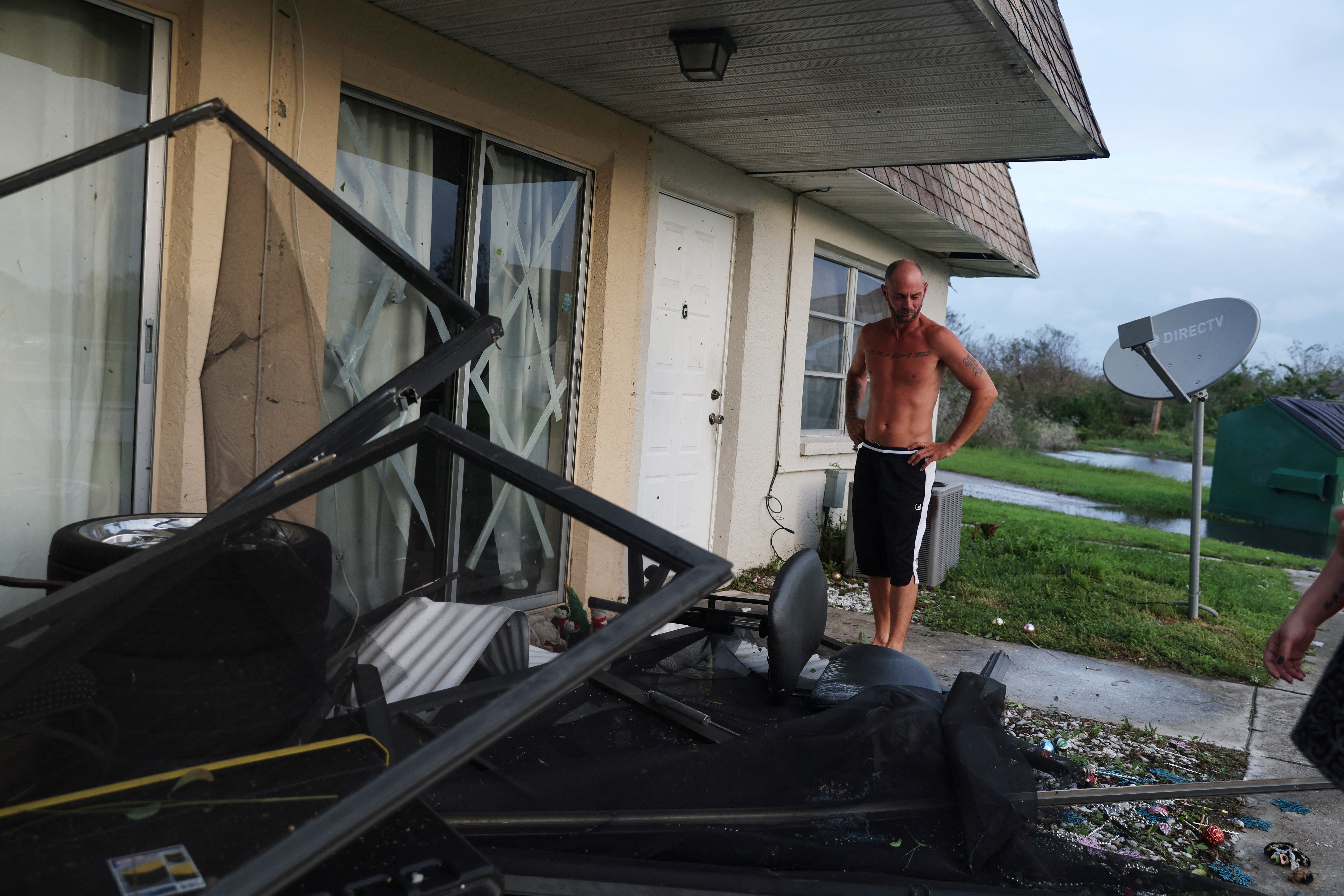 Shawn Hulbert, de 38 años, frente a su casa dañada tras el paso del huracán Ian en Punta Gorda. 