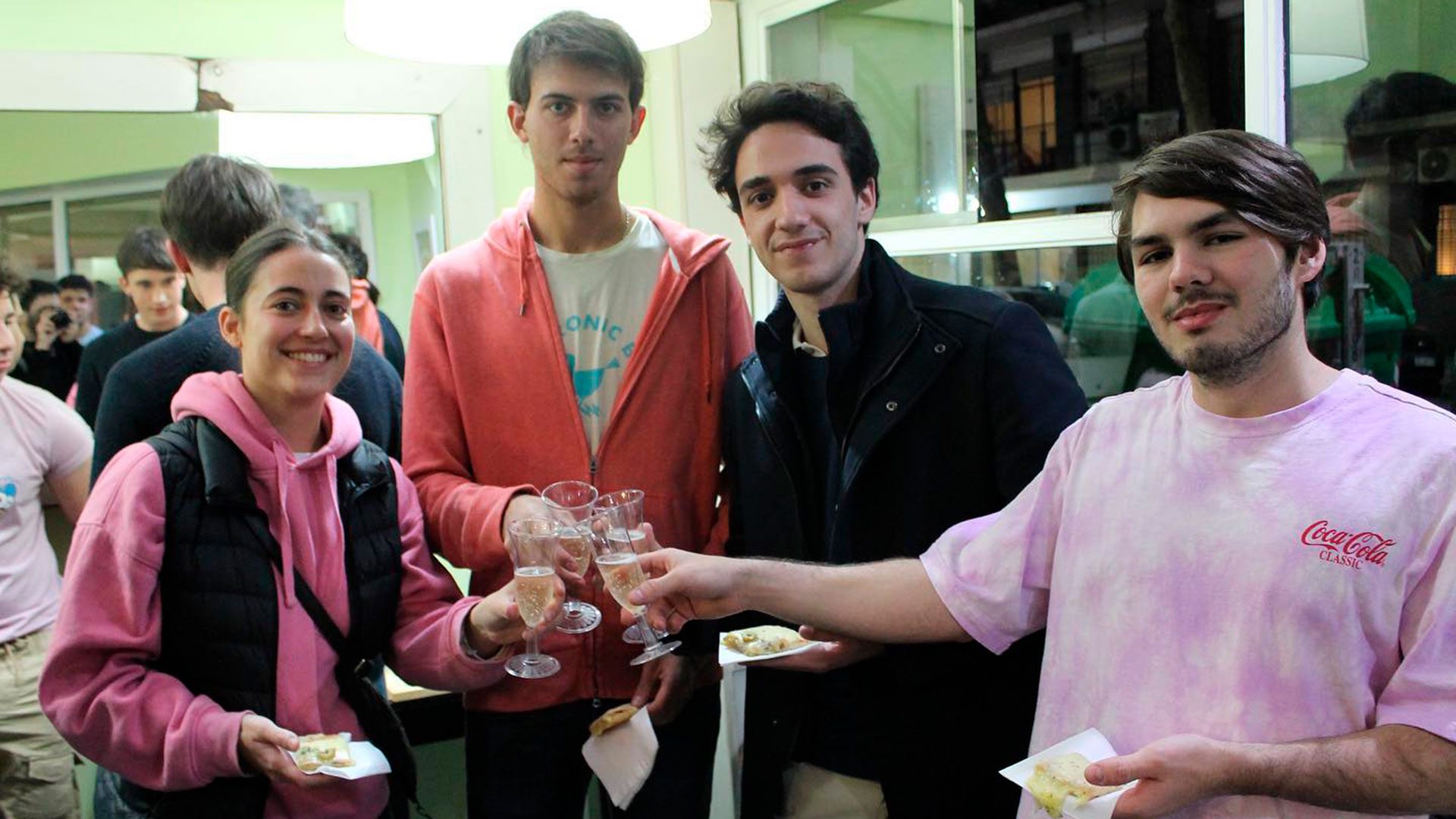 La agrupación hizo su relanzamiento con pizza y champagne