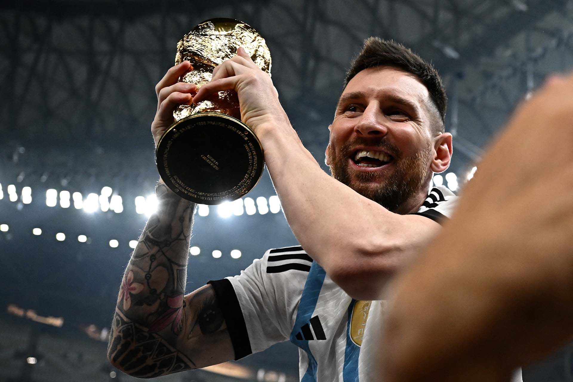 Lionel Messi, capitán del equipo albiceleste es llevado en hombros mientras exhibe el trofeo. 