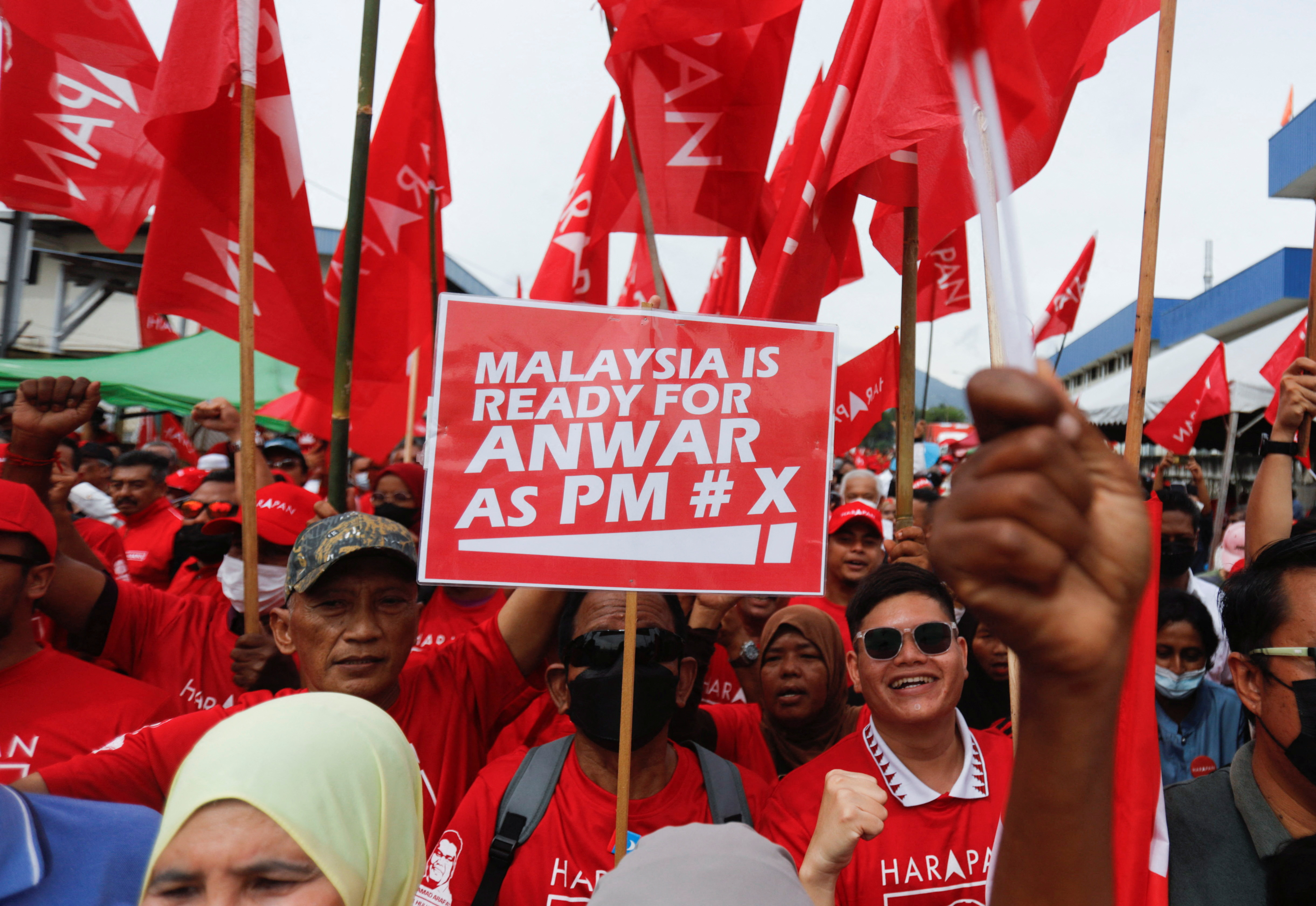 Los partidarios de Pakatan Harapan esperan al líder de su partido, Anwar Ibrahim, quien está presentando sus documentos de nominación para las elecciones generales de Malasia, en Tambun, Perak, Malasia, 5 de noviembre de 2022. REUTERS/Hasnoor Hussain
